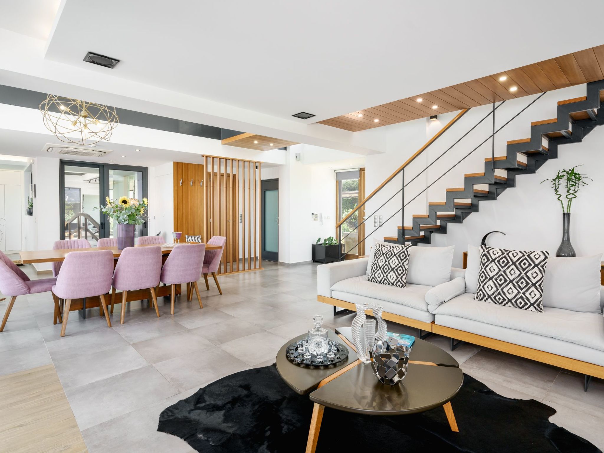 Lux-Villa mit Innen- und Außenpool, BBQ und Fitnessraum-Outside