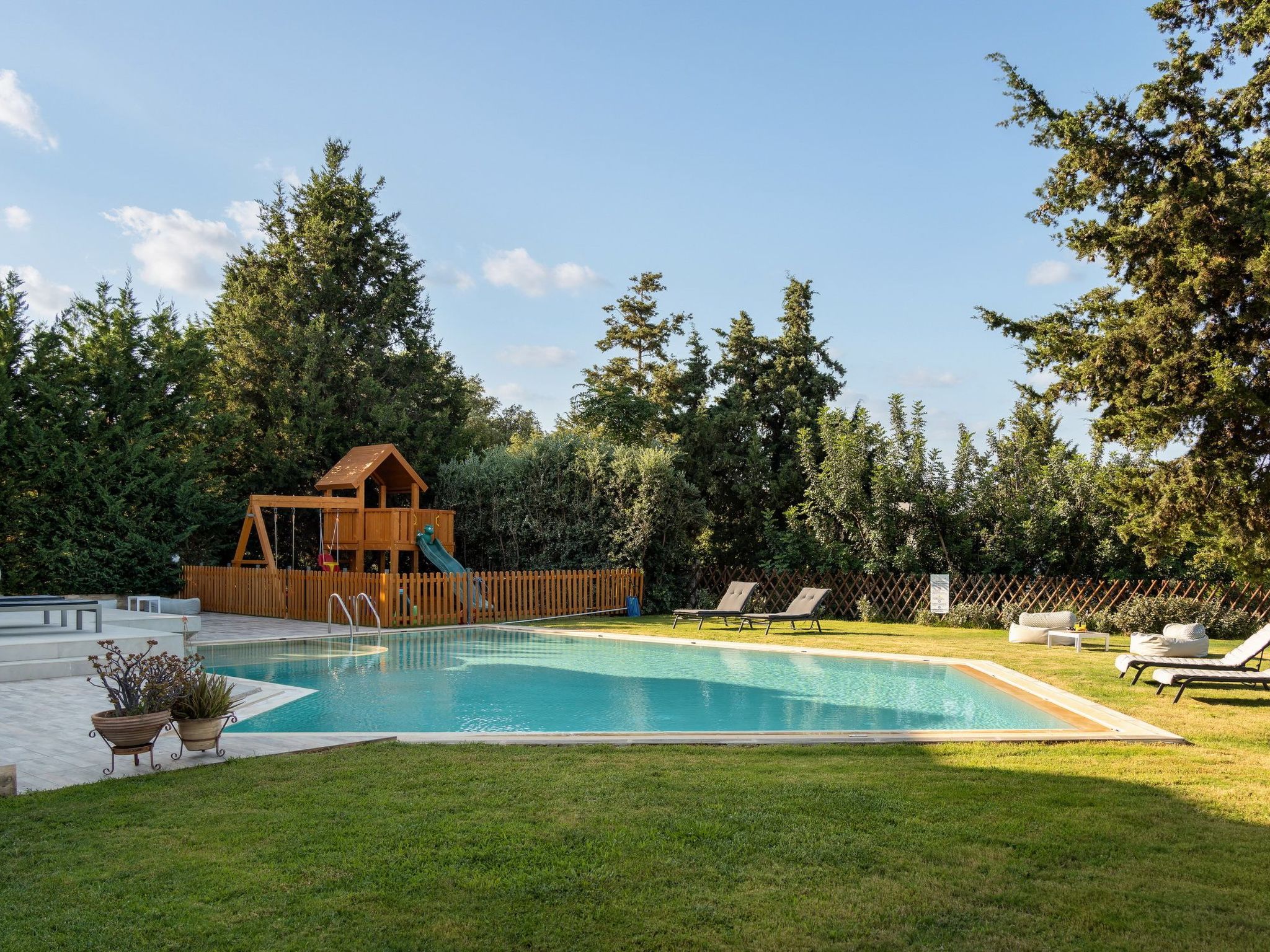 Kostenloses Frühstück, Pools, Kinderbereich, für 20 Gäste-Image-tags.info