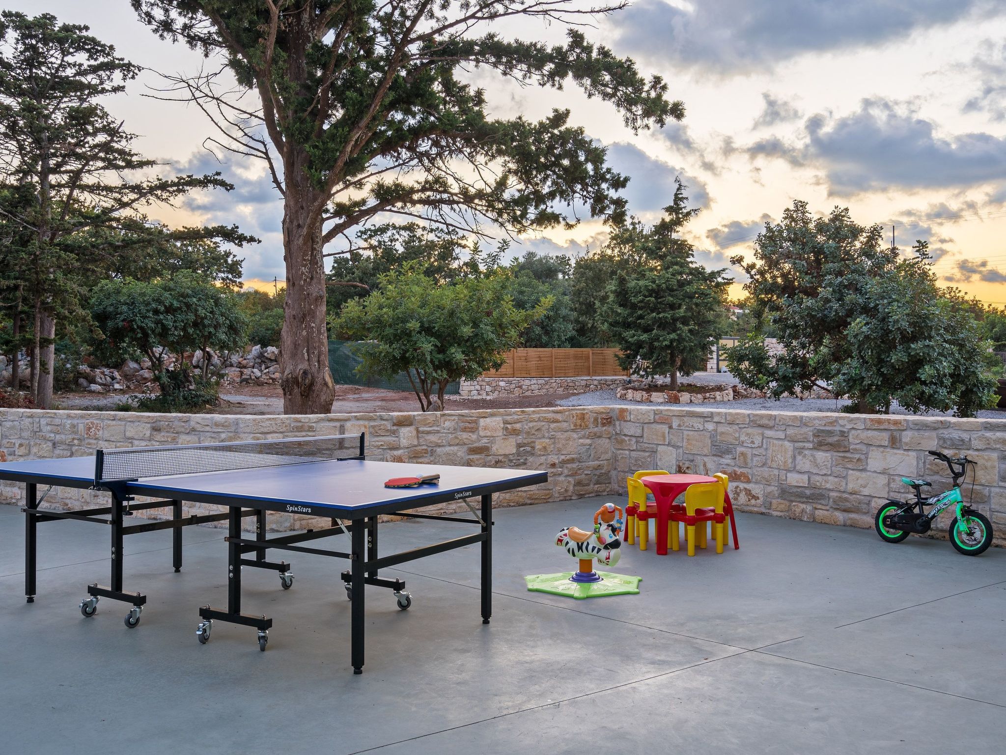 Kostenloses Frühstück, Pools, Kinderbereich, für 20 Gäste-Image-tags.info