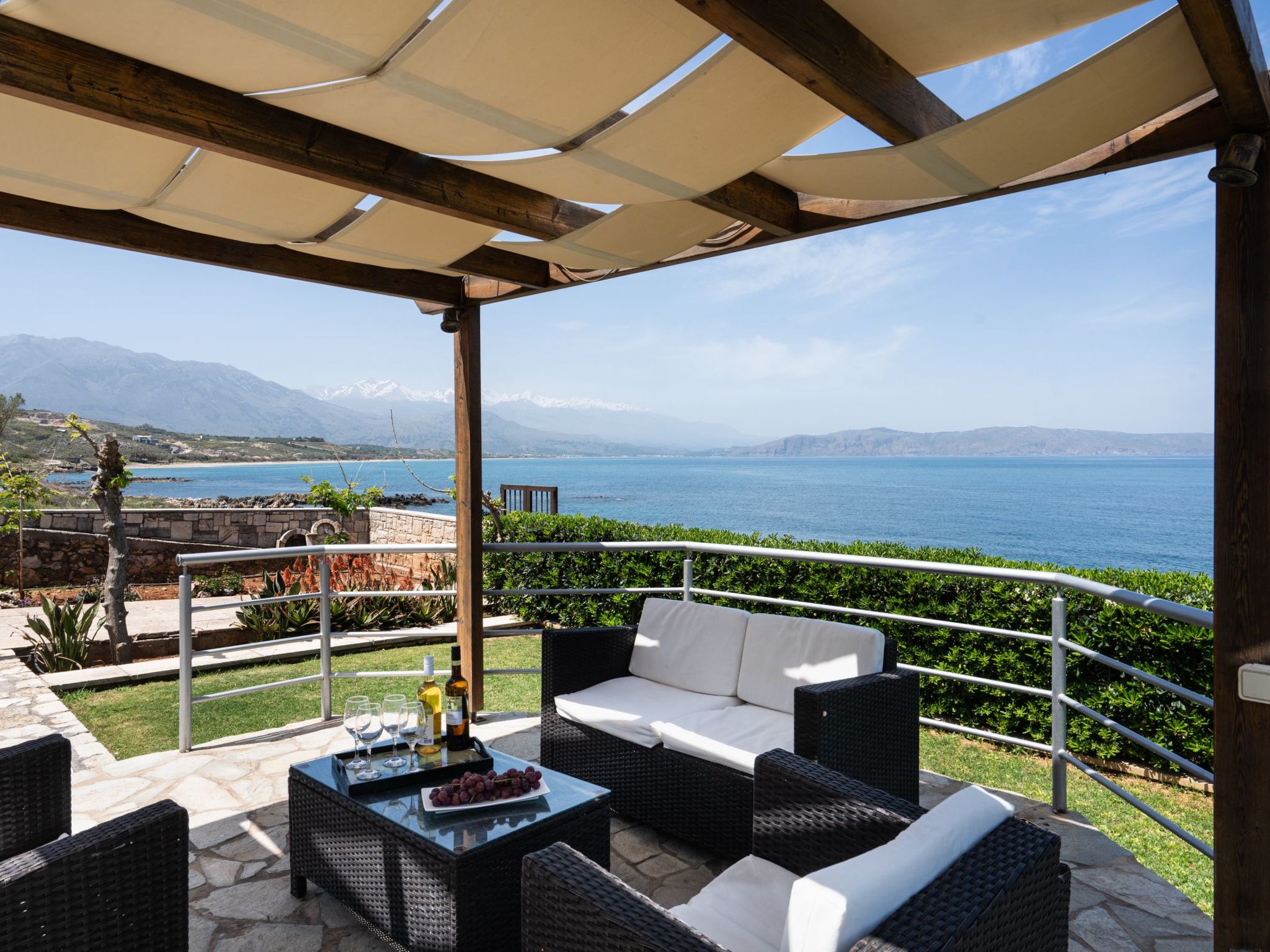 Villa am Strand mit privatem Swimmingpool und Meerblick