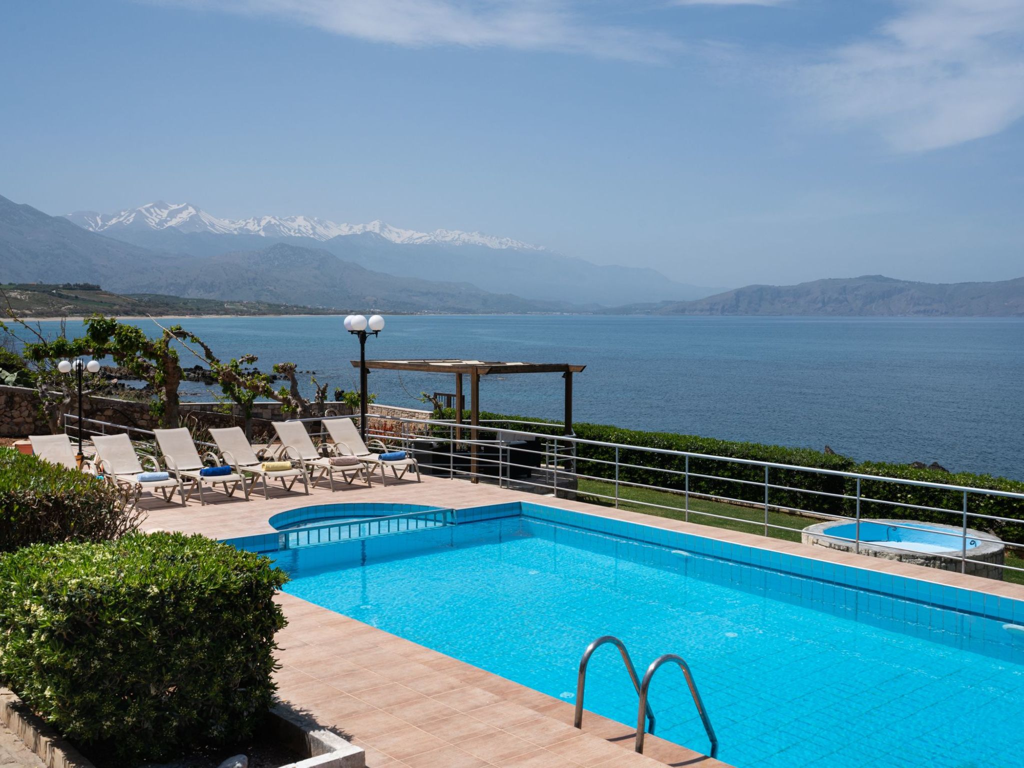 Villa am Strand mit privatem Swimmingpool und Meerblick-Image-tags.info