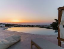 Villa mit Meerblick und privatem Pool, BBQ 1,5km vom Strand entfernt
