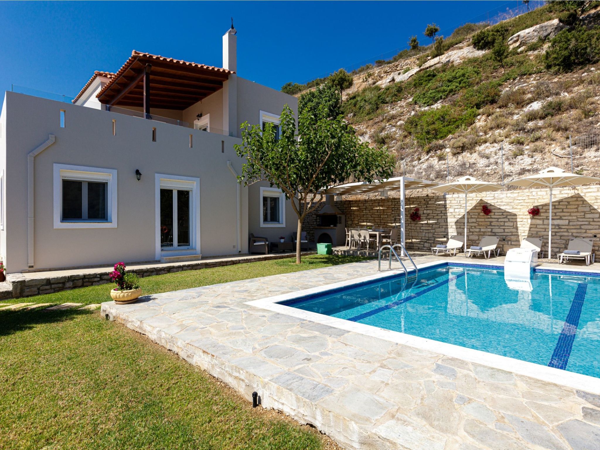 Entspannen Sie sich in der Villa mit privatem Pool, BBQ und Tischtennisplatte