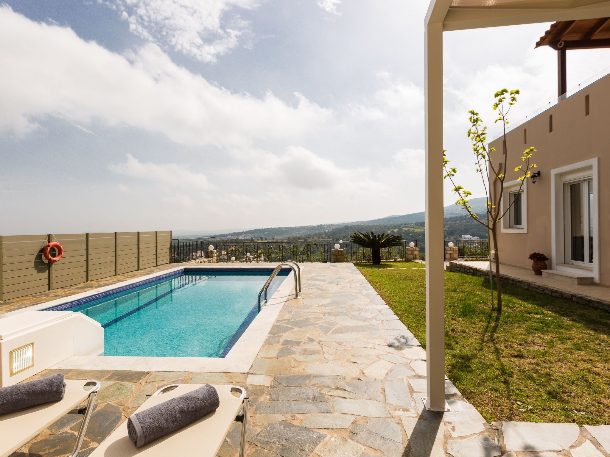 Entspannen Sie sich in der Villa mit privatem Pool, BBQ und Tischtennisplatte-Outside