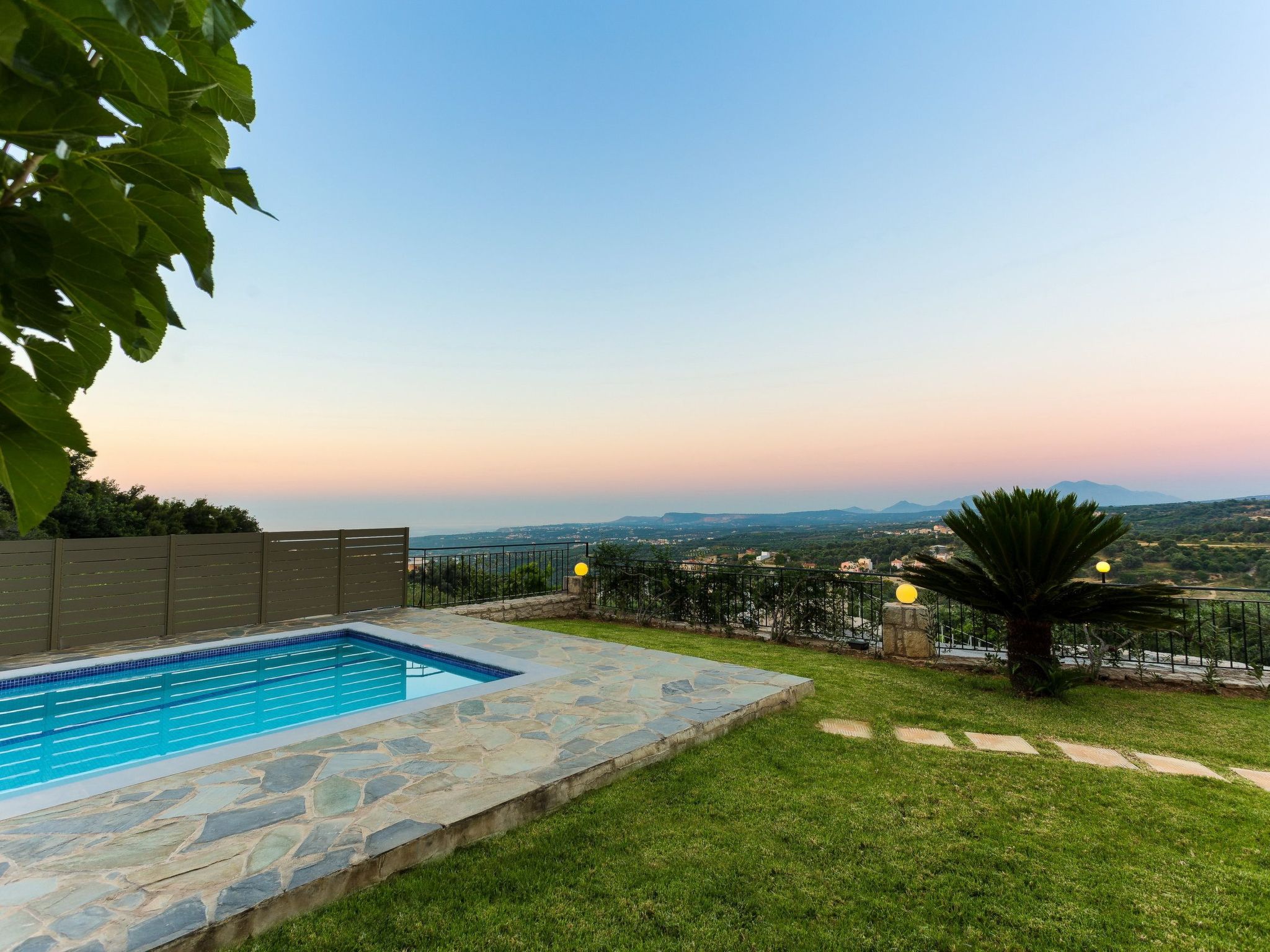 Entspannen Sie sich in der Villa mit privatem Pool, BBQ und Tischtennisplatte-Outside