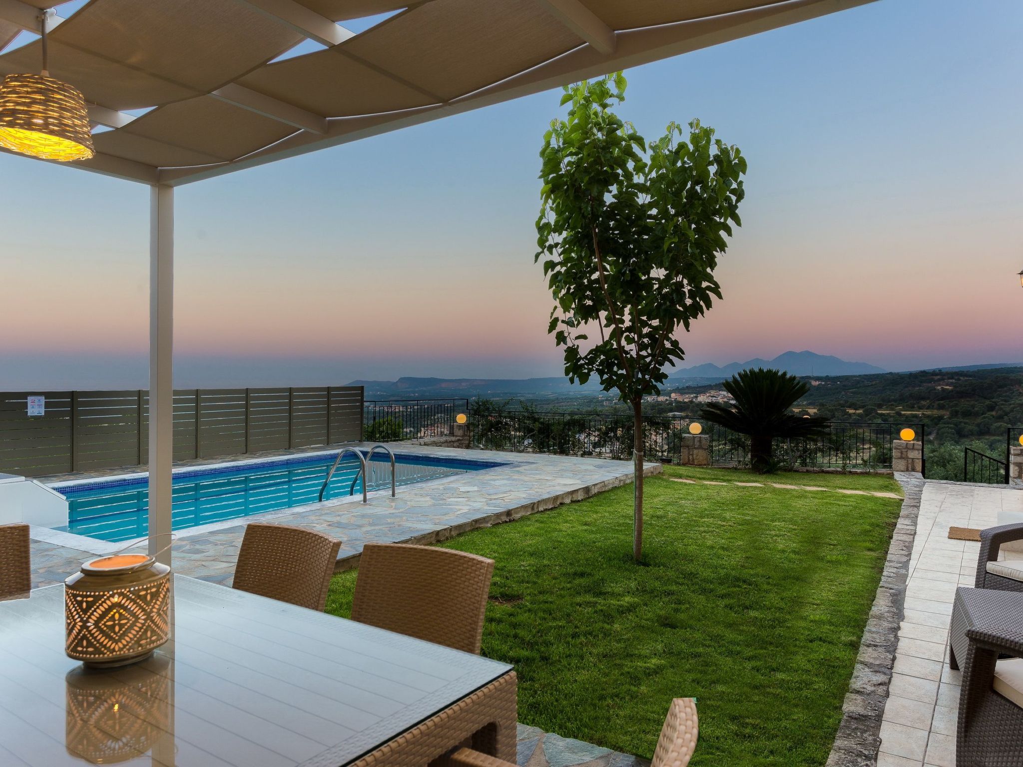 Entspannen Sie sich in der Villa mit privatem Pool, BBQ und Tischtennisplatte-Outside
