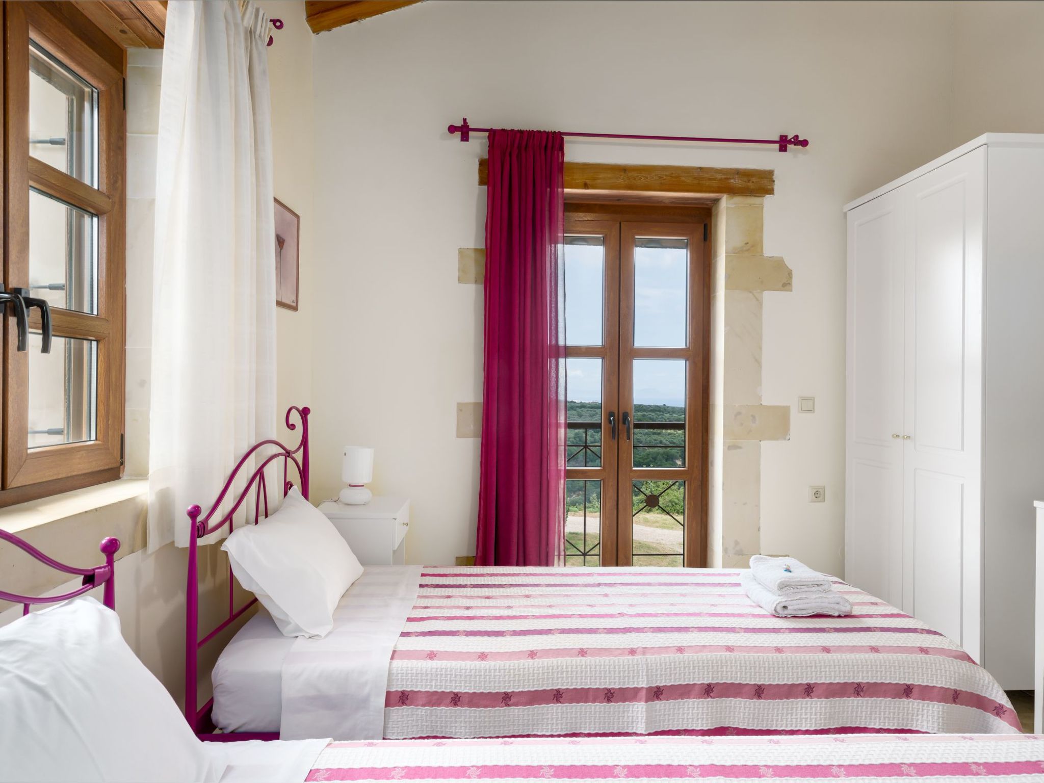 Villa "Arodamos" mit Garten, Grill und Terrasse-Inside