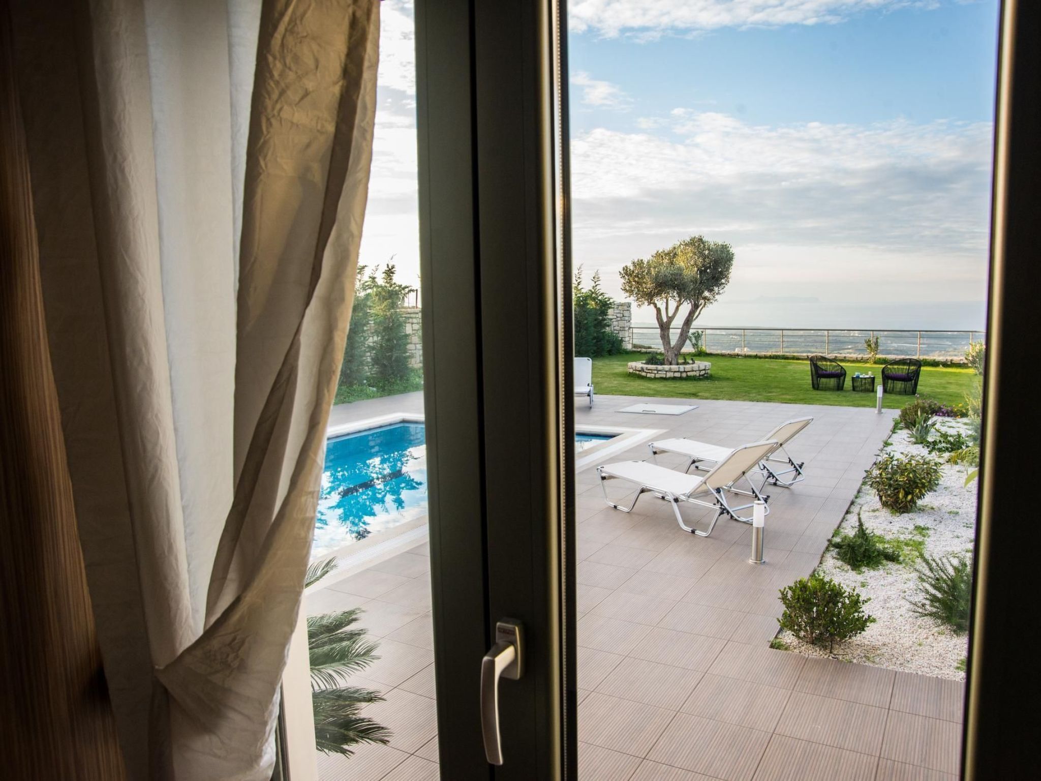 Familienvilla mit Panoramapool und Panoramablick