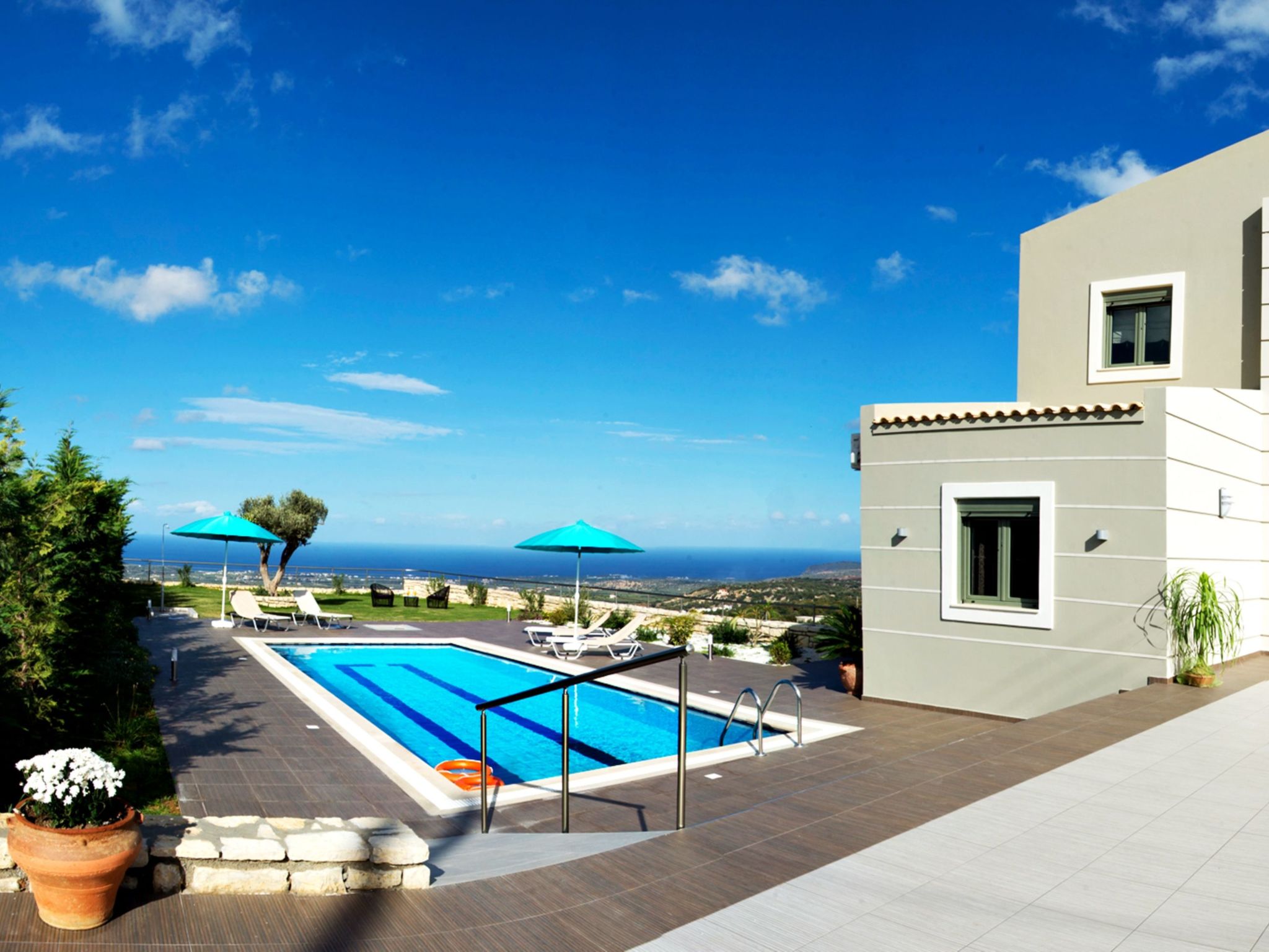 Familienvilla mit Panoramapool und Panoramablick