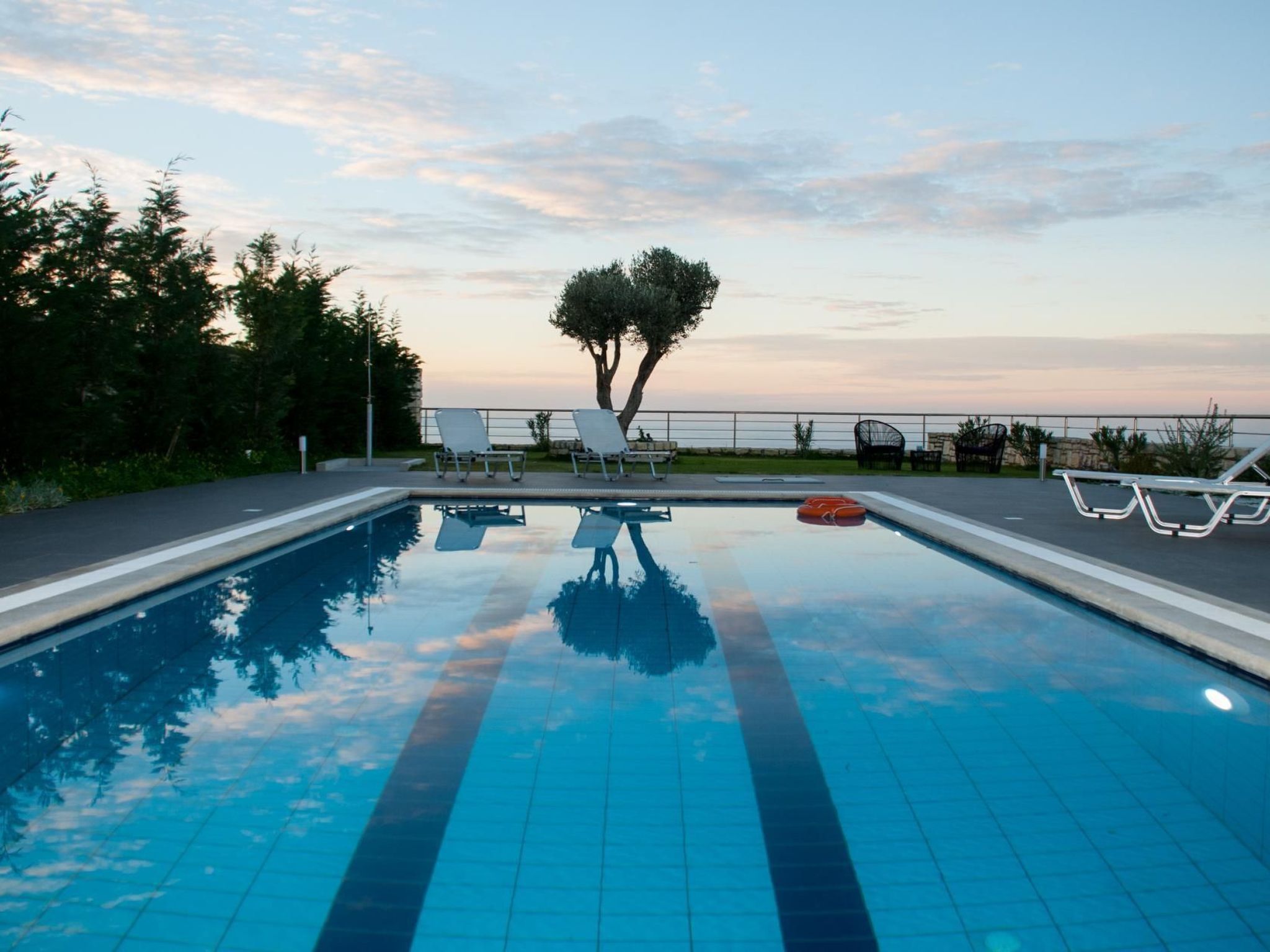 Familienvilla mit Panoramapool und Panoramablick-Image-tags.info