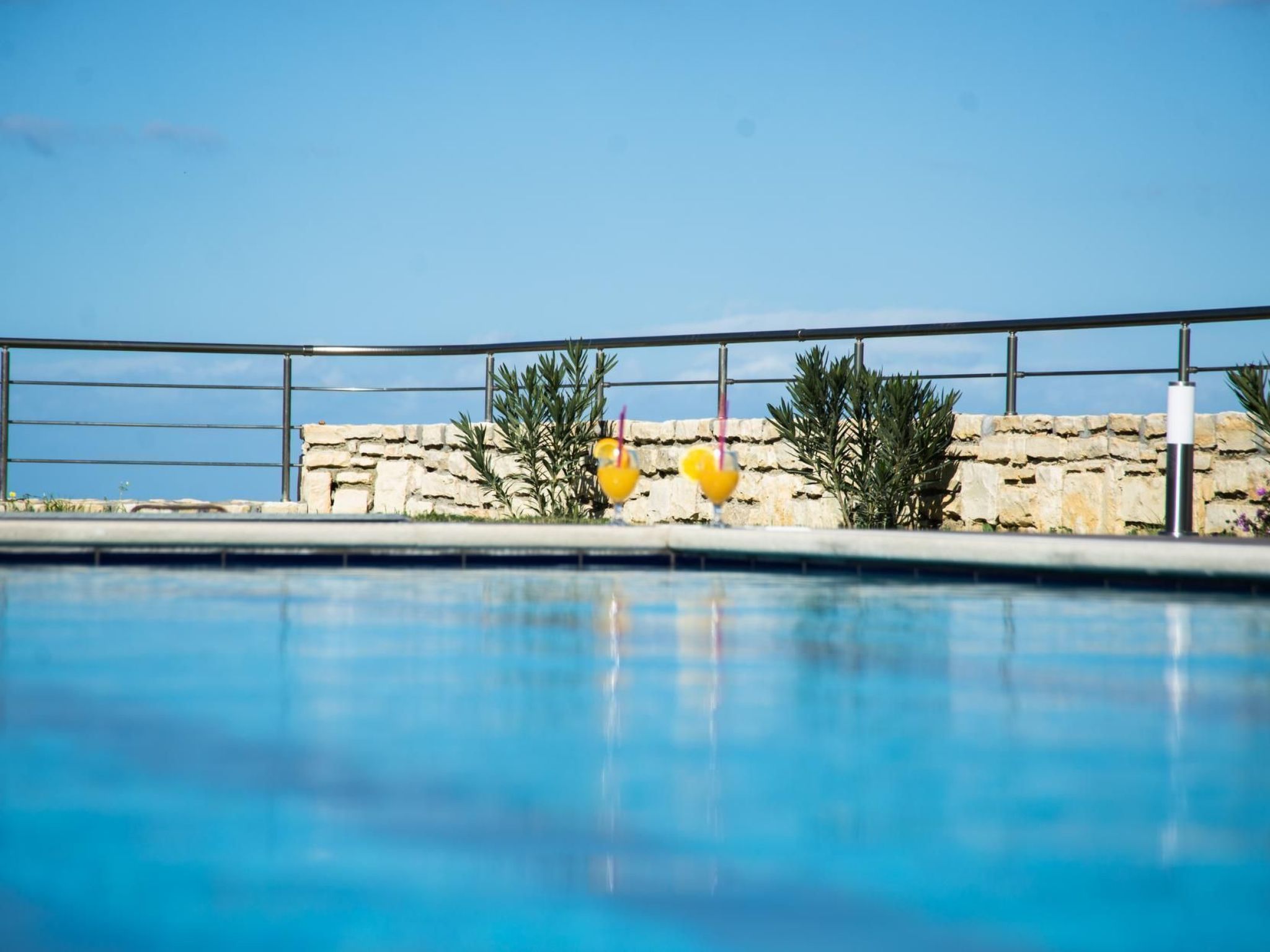 Familienvilla mit Panoramapool und Panoramablick-Draußen