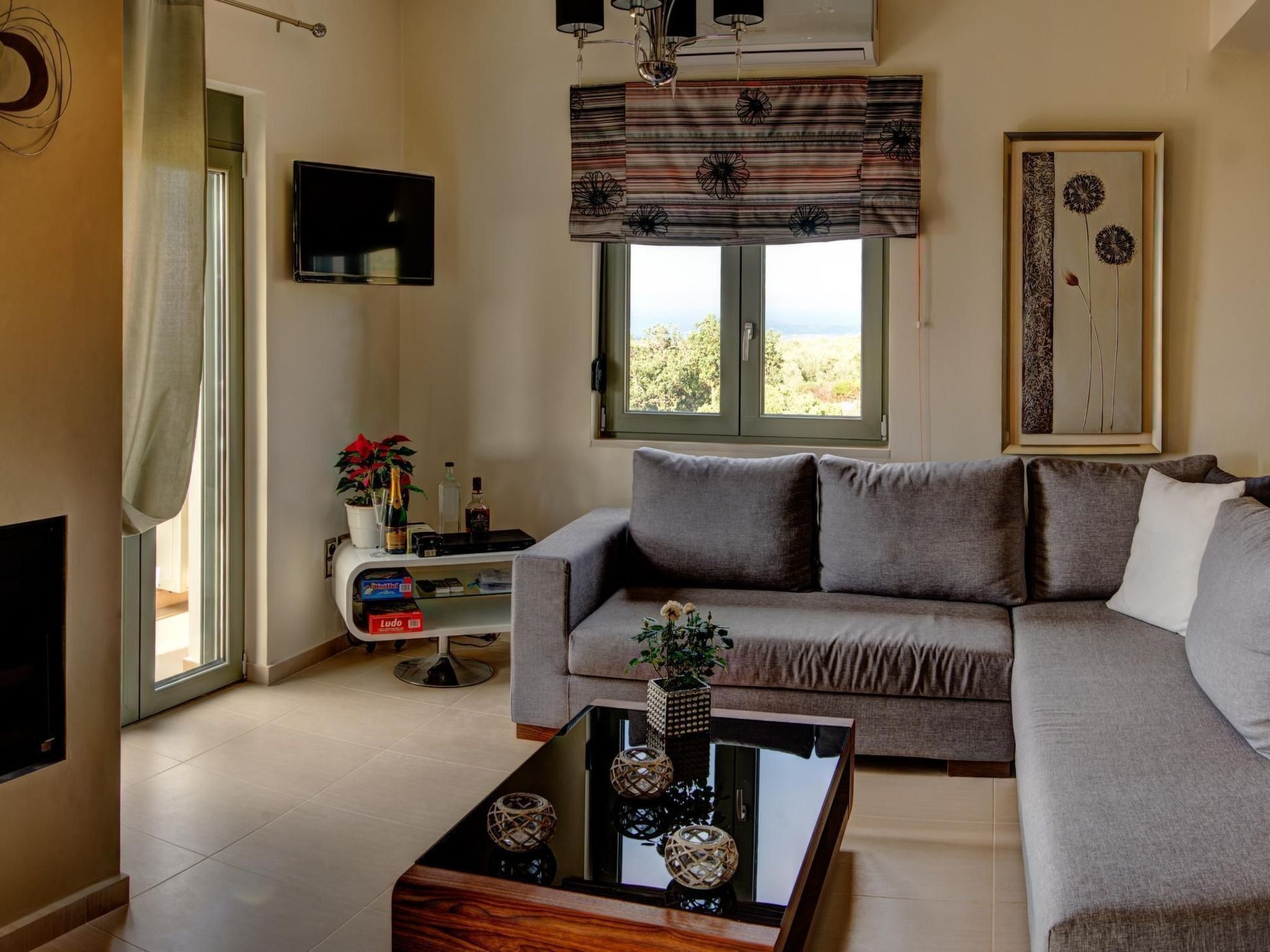 Familienvilla mit Panoramapool und Panoramablick-Drinnen