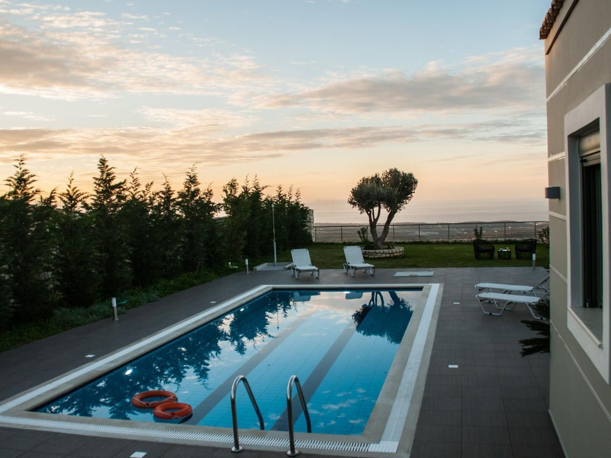 Familienvilla mit Panoramapool und Panoramablick-Image-tags.info