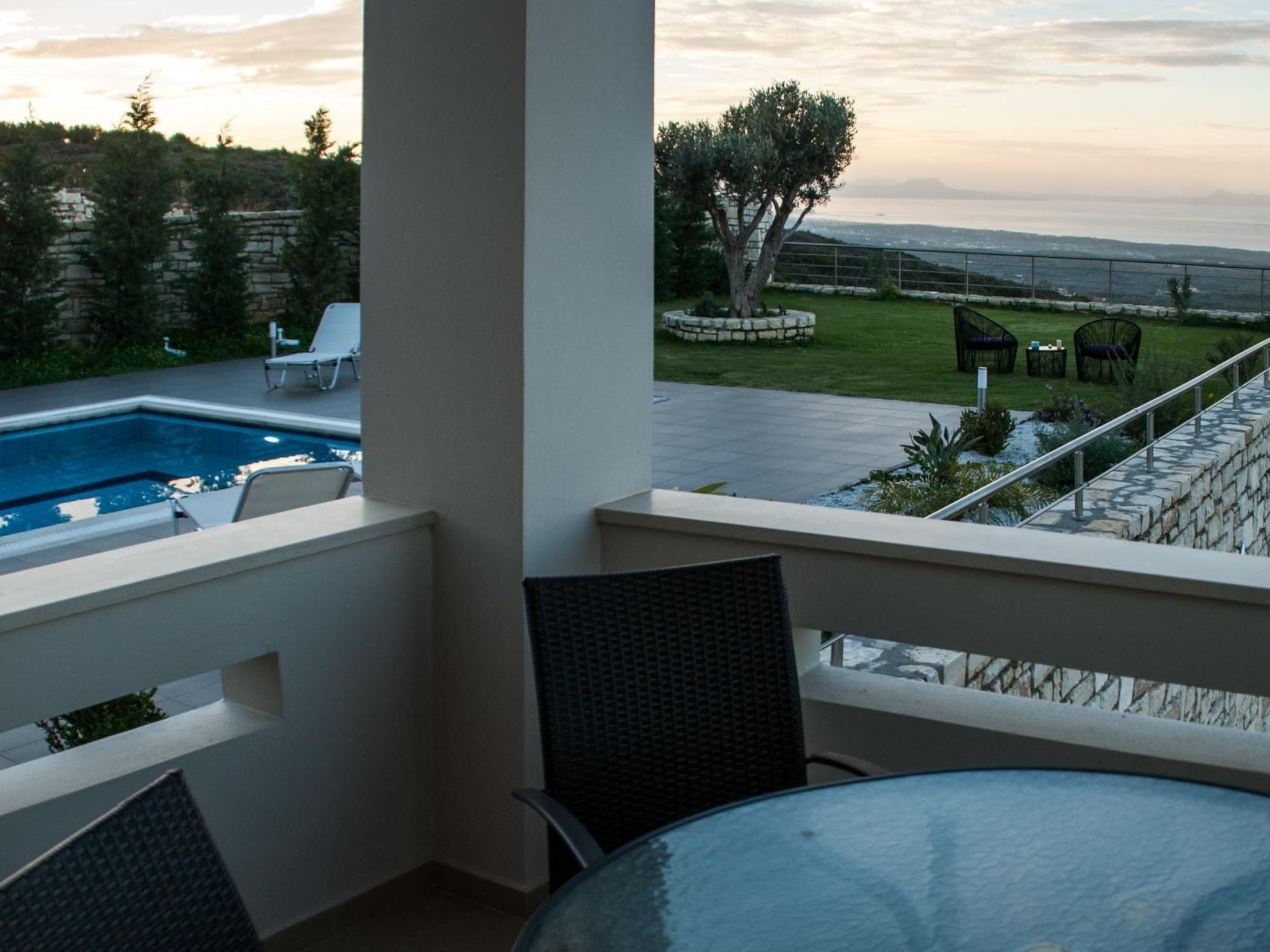 Familienvilla mit Panoramapool und Panoramablick-Image-tags.info