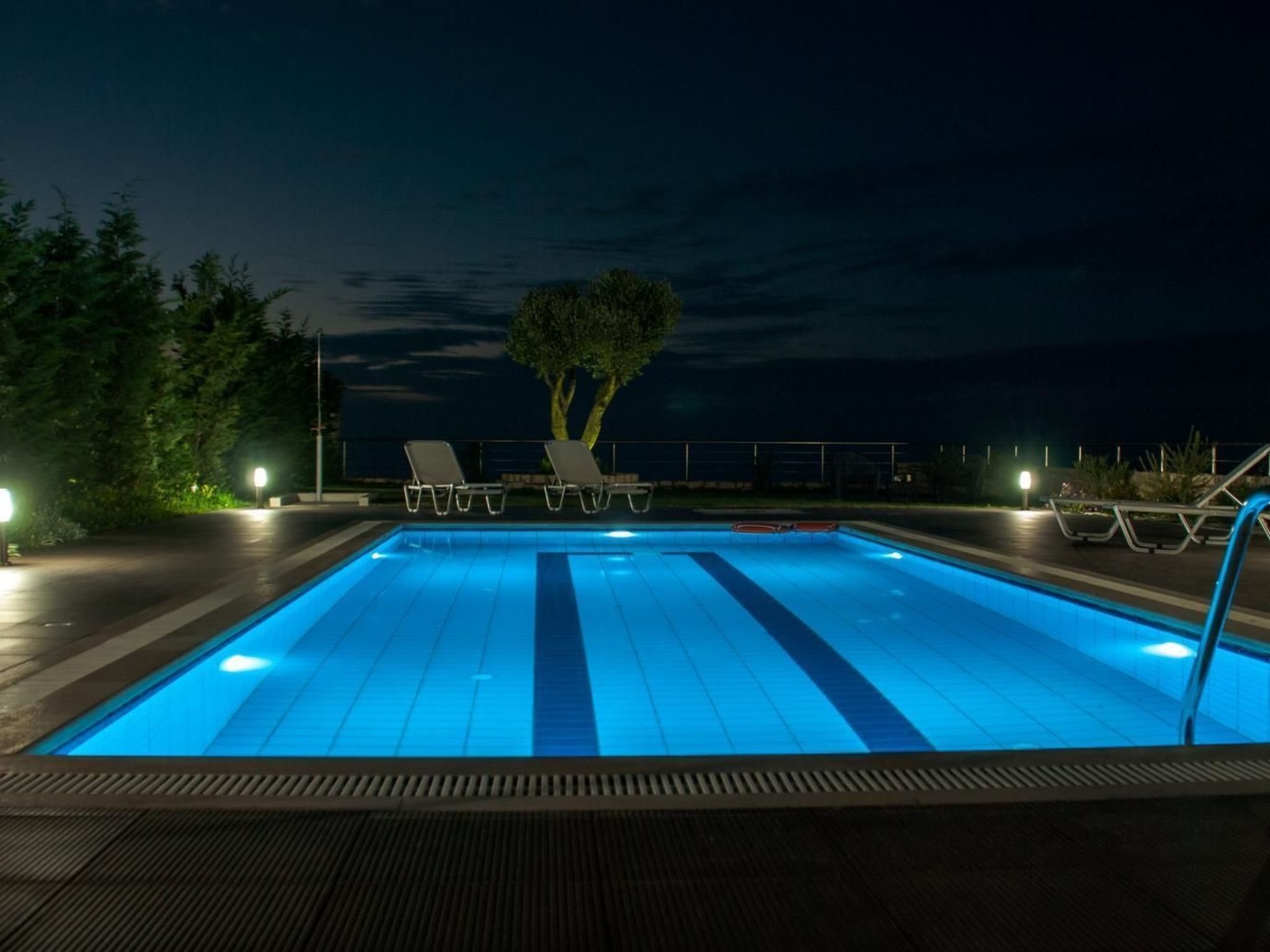 Familienvilla mit Panoramapool und Panoramablick-Image-tags.info