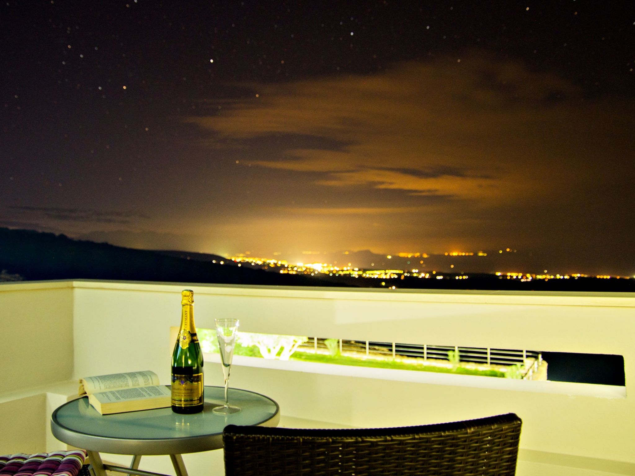 Familienvilla mit Panoramapool und Panoramablick-Image-tags.info