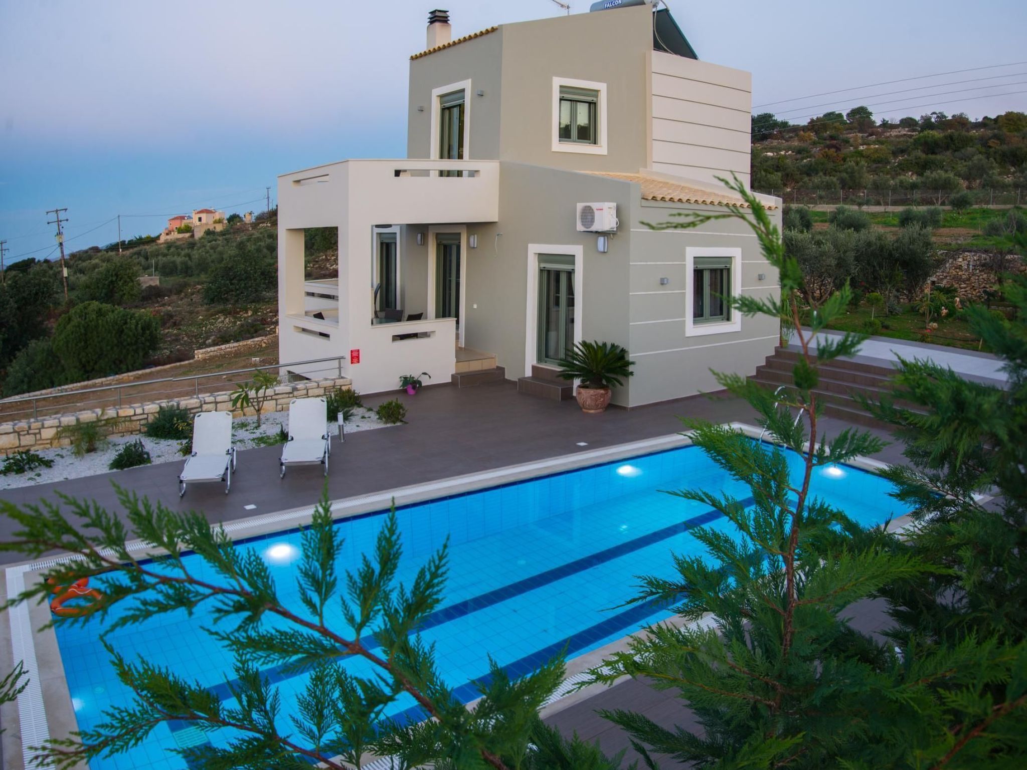 Familienvilla mit Panoramapool und Panoramablick-Image-tags.info