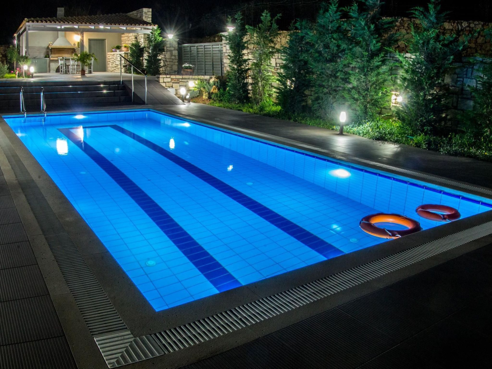 Familienvilla mit Panoramapool und Panoramablick-Image-tags.info