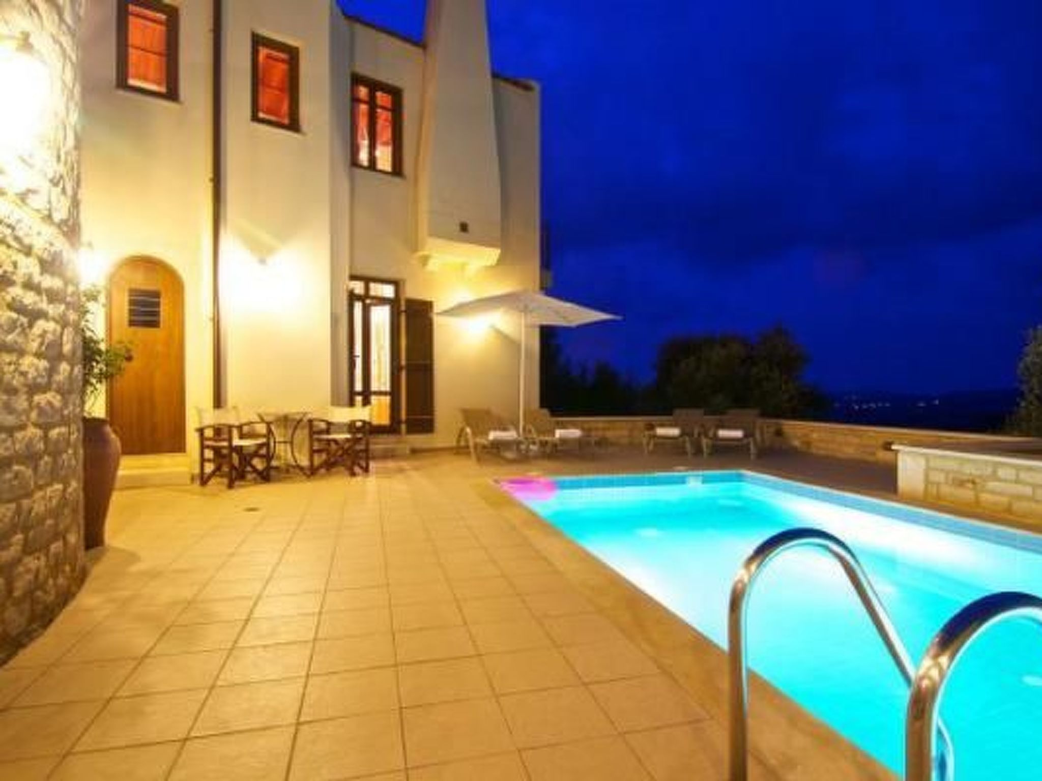 Angenehmes Haus mit Grill, Pool und Terrasse-Binnen