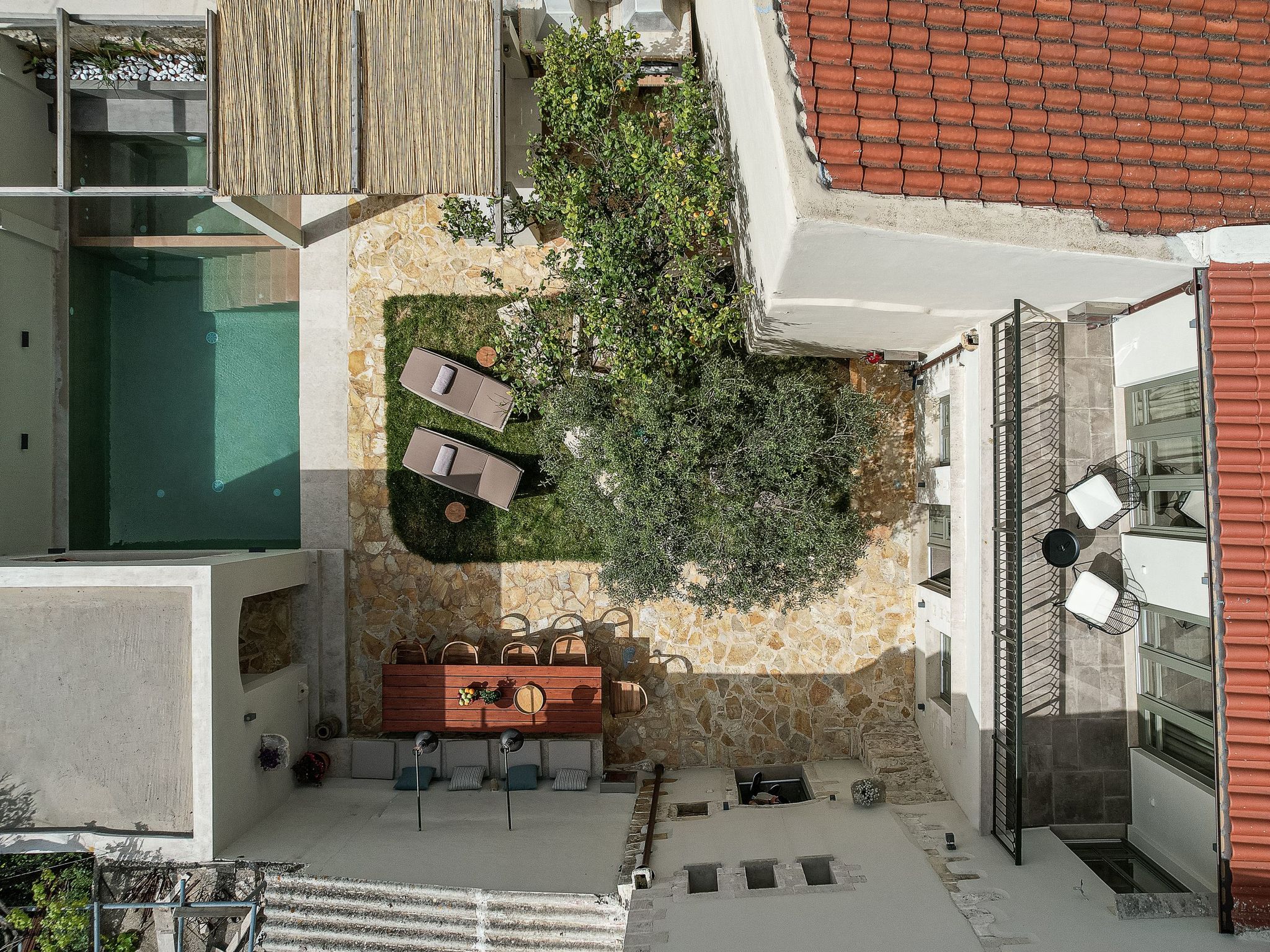 The house is located in a small neighborhood called "Agios Georgios" (St. George) with life during the day and tranquility at night. The neighborhood is 1km away from the village "Armeni" in Rethymno ..