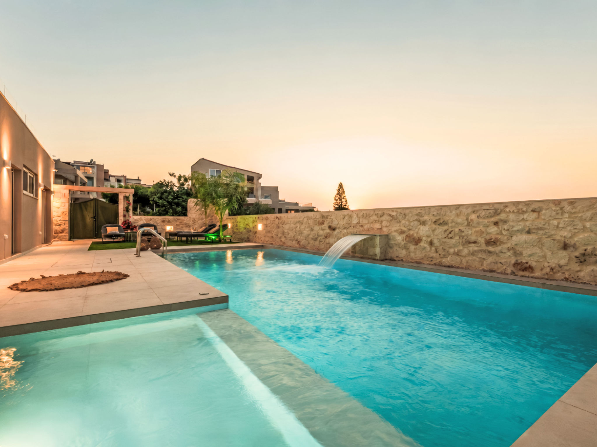 Lithos Fos - Outside