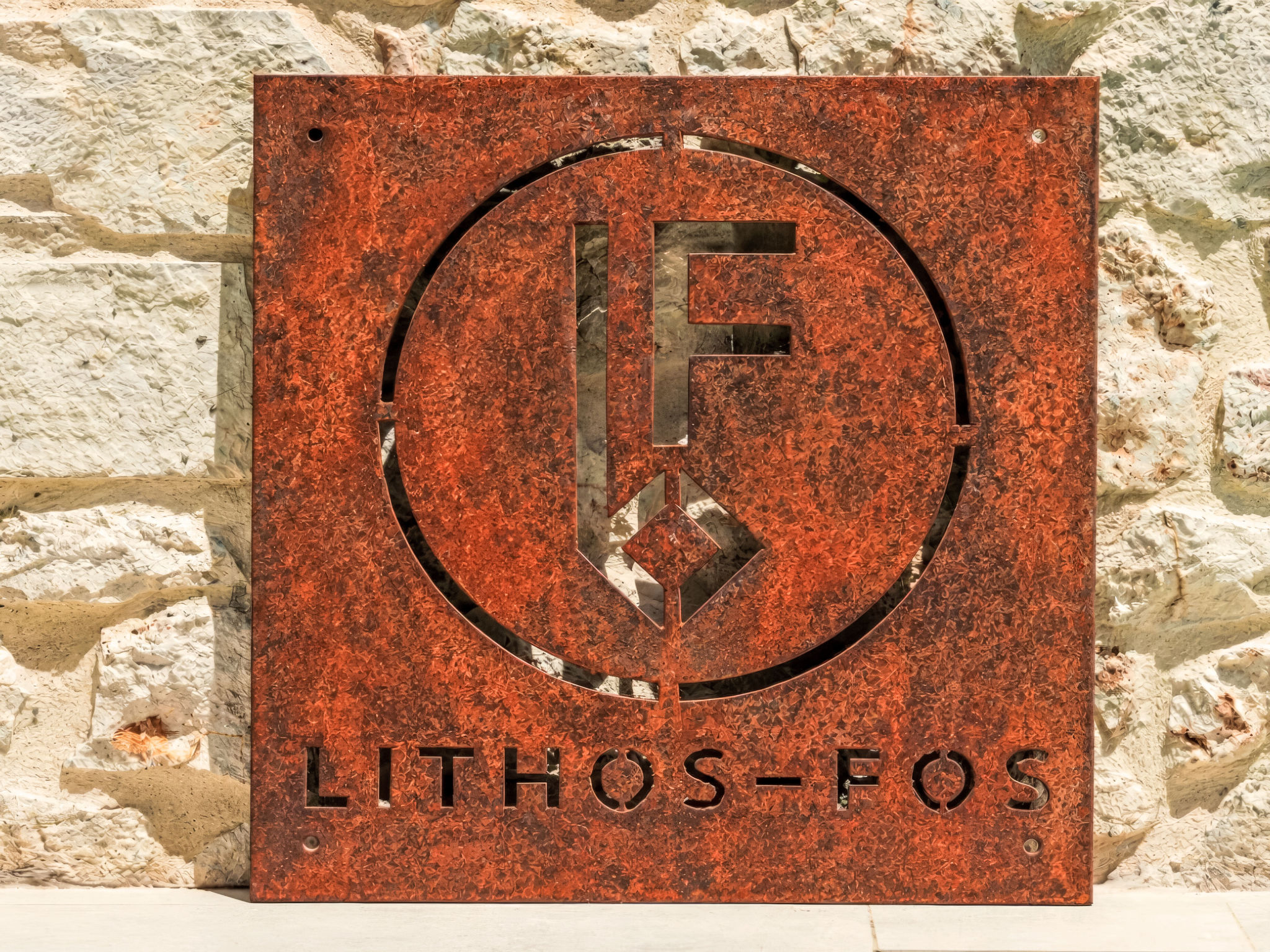 Lithos Fos - Outside