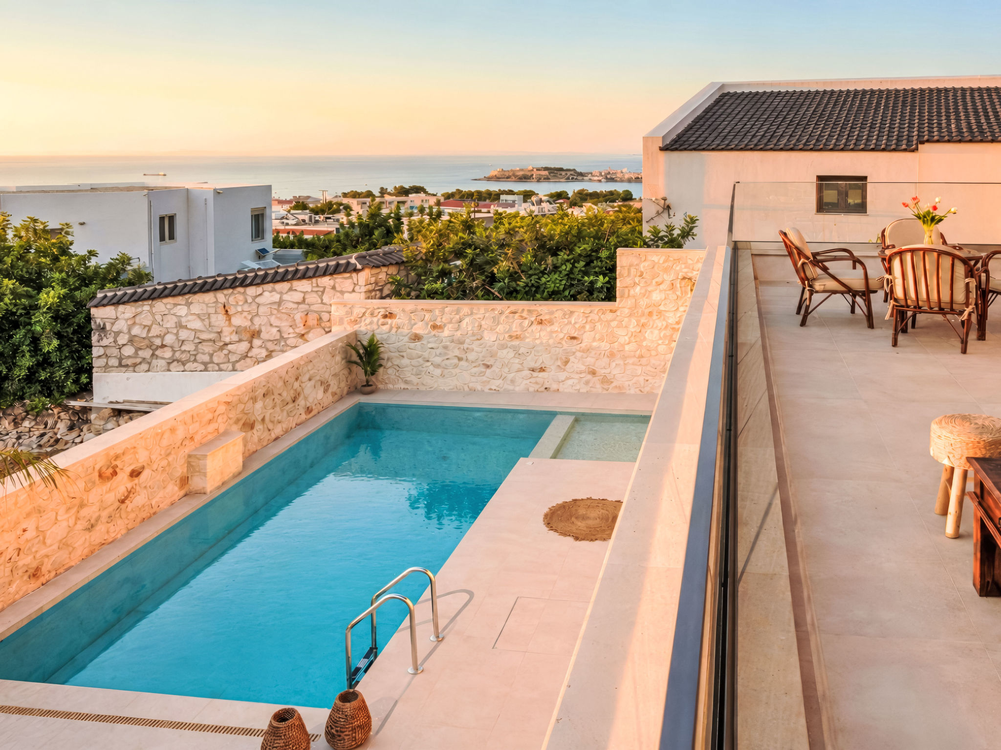 Lithos Fos - Outside