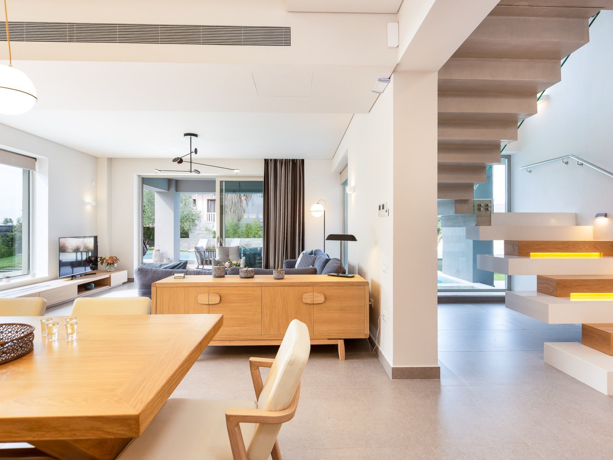 Villa mit beheiztem Pool in der Nähe von Strand und Geschäften