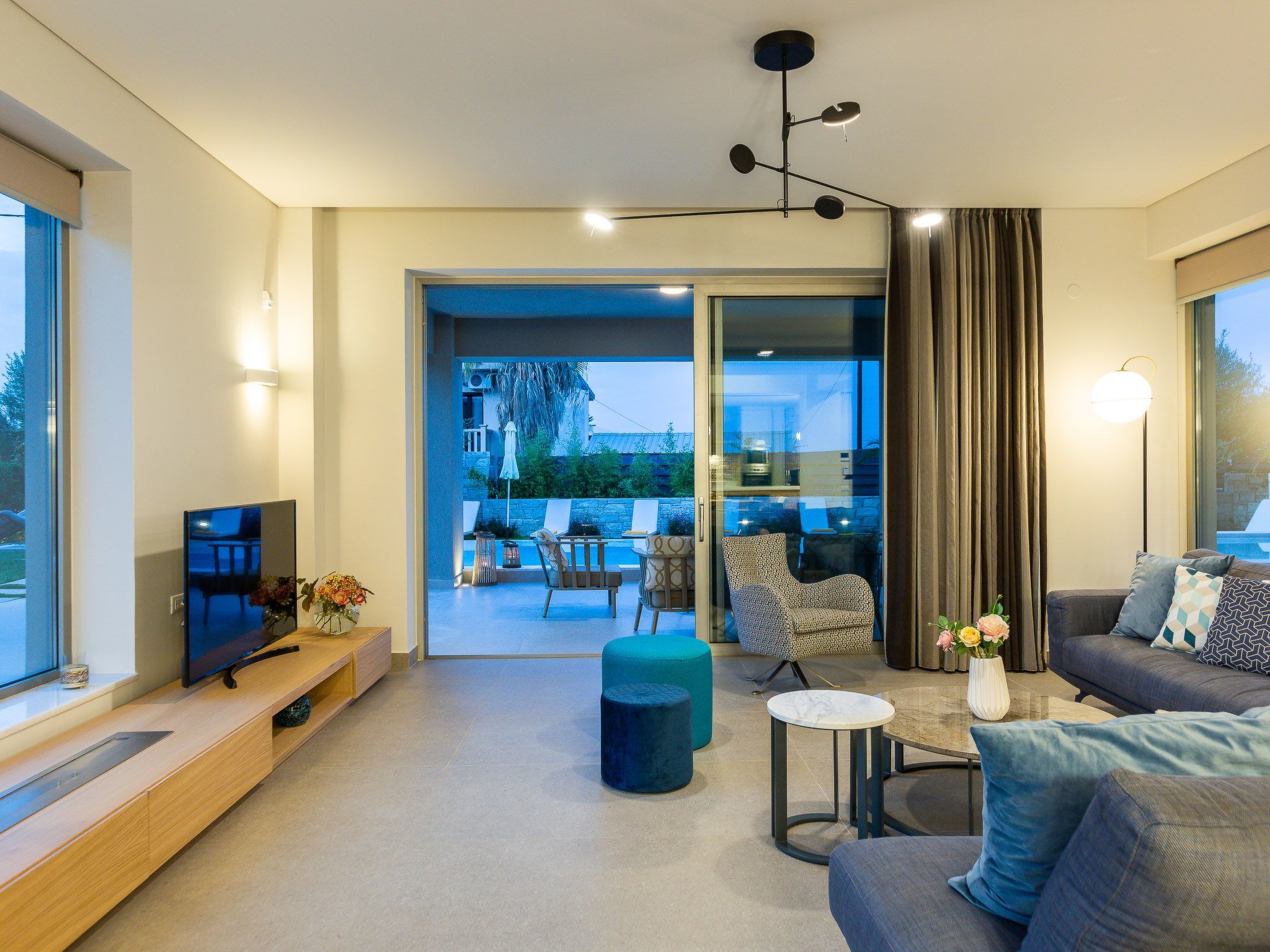 Villa mit beheiztem Pool in der Nähe von Strand und Geschäften-Drinnen