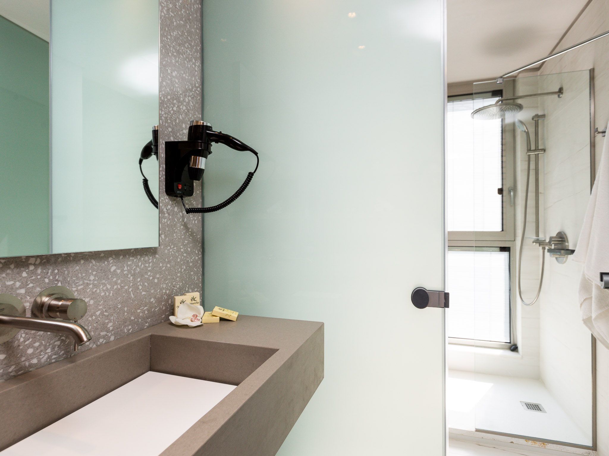 Villa mit beheiztem Pool in der Nähe von Strand und Geschäften-Drinnen