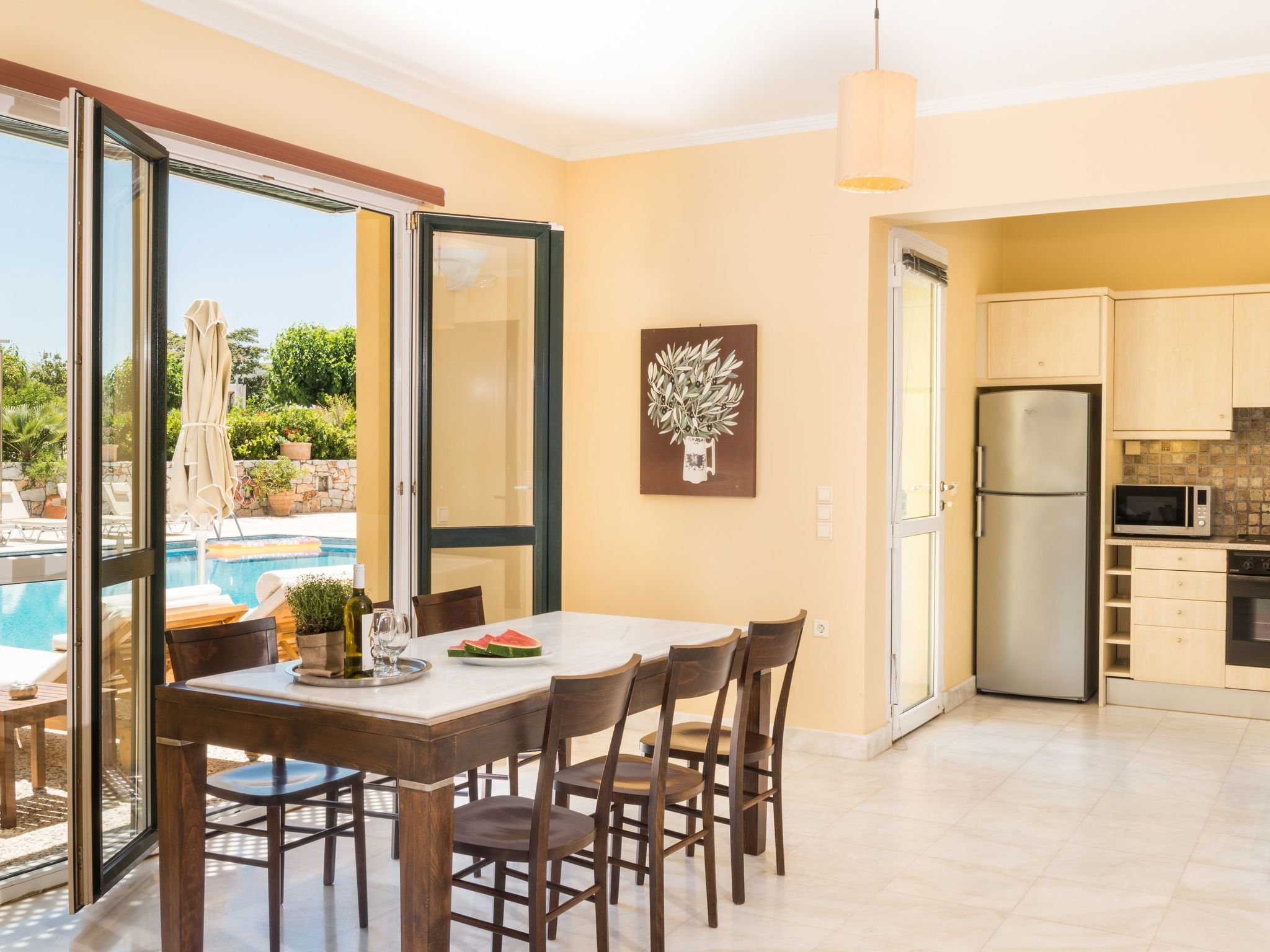 Mit gemeinschaftlichem Pool-Inside