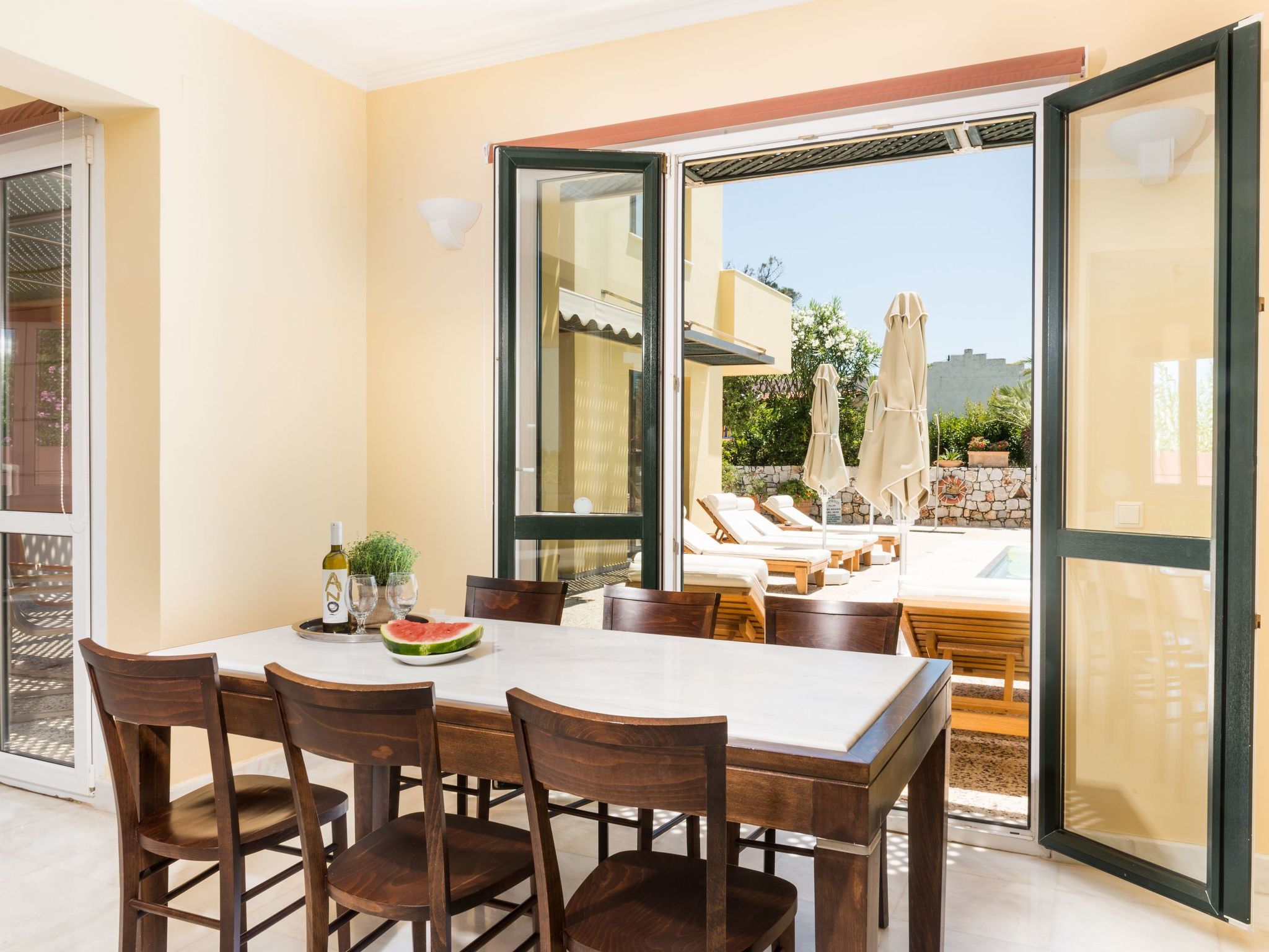 Mit gemeinschaftlichem Pool-Inside