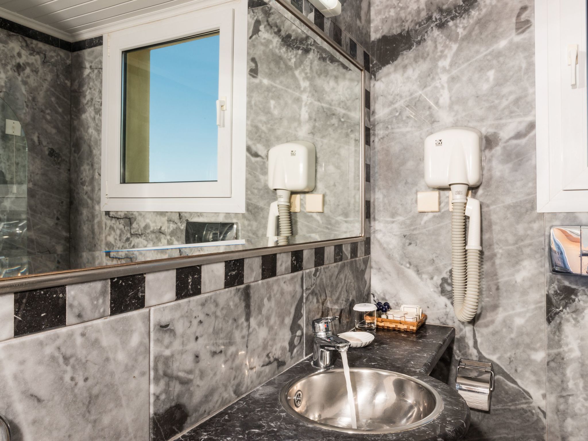 Mit gemeinschaftlichem Pool-Inside