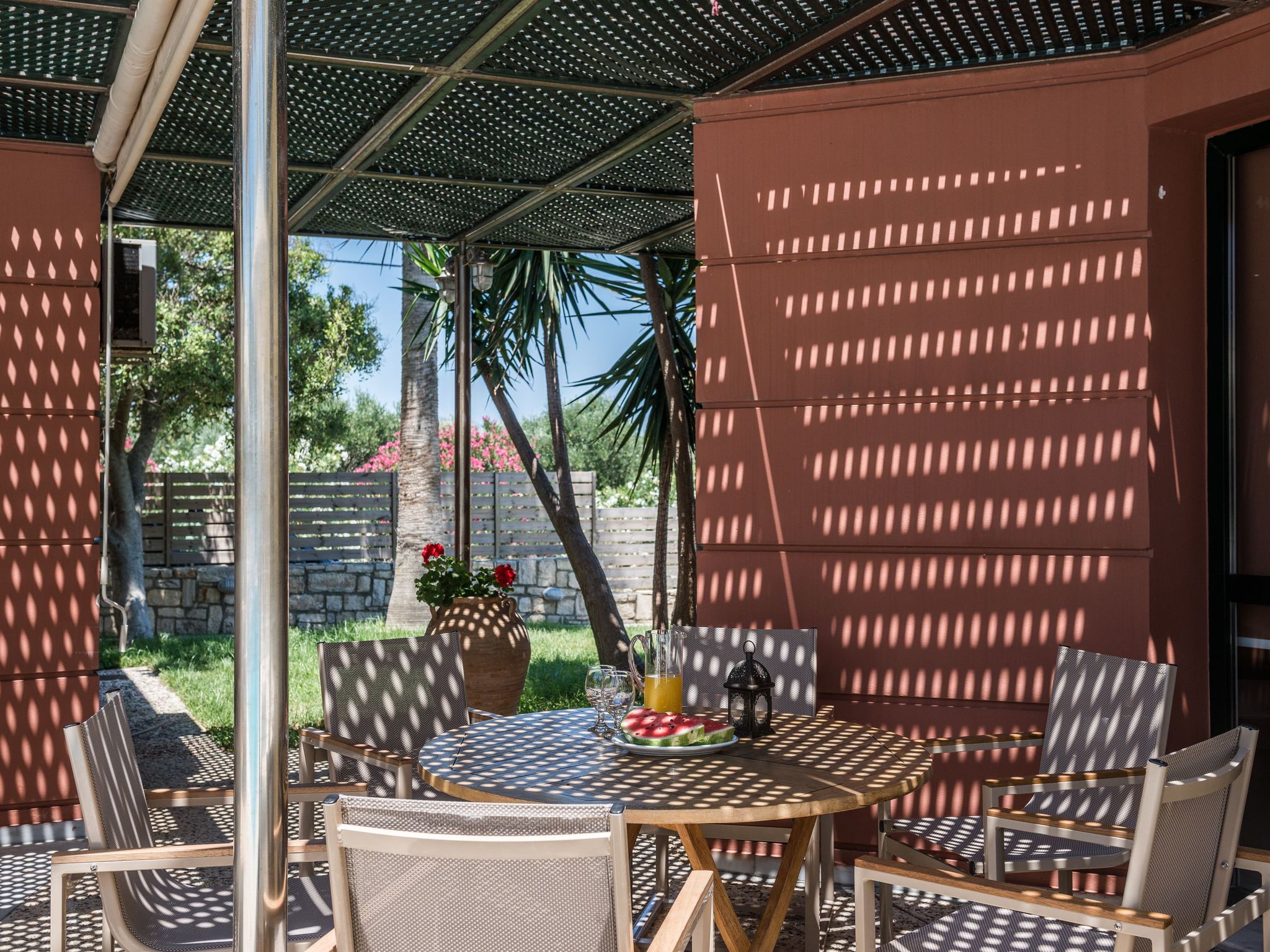 Mit gemeinschaftlichem Pool-Inside