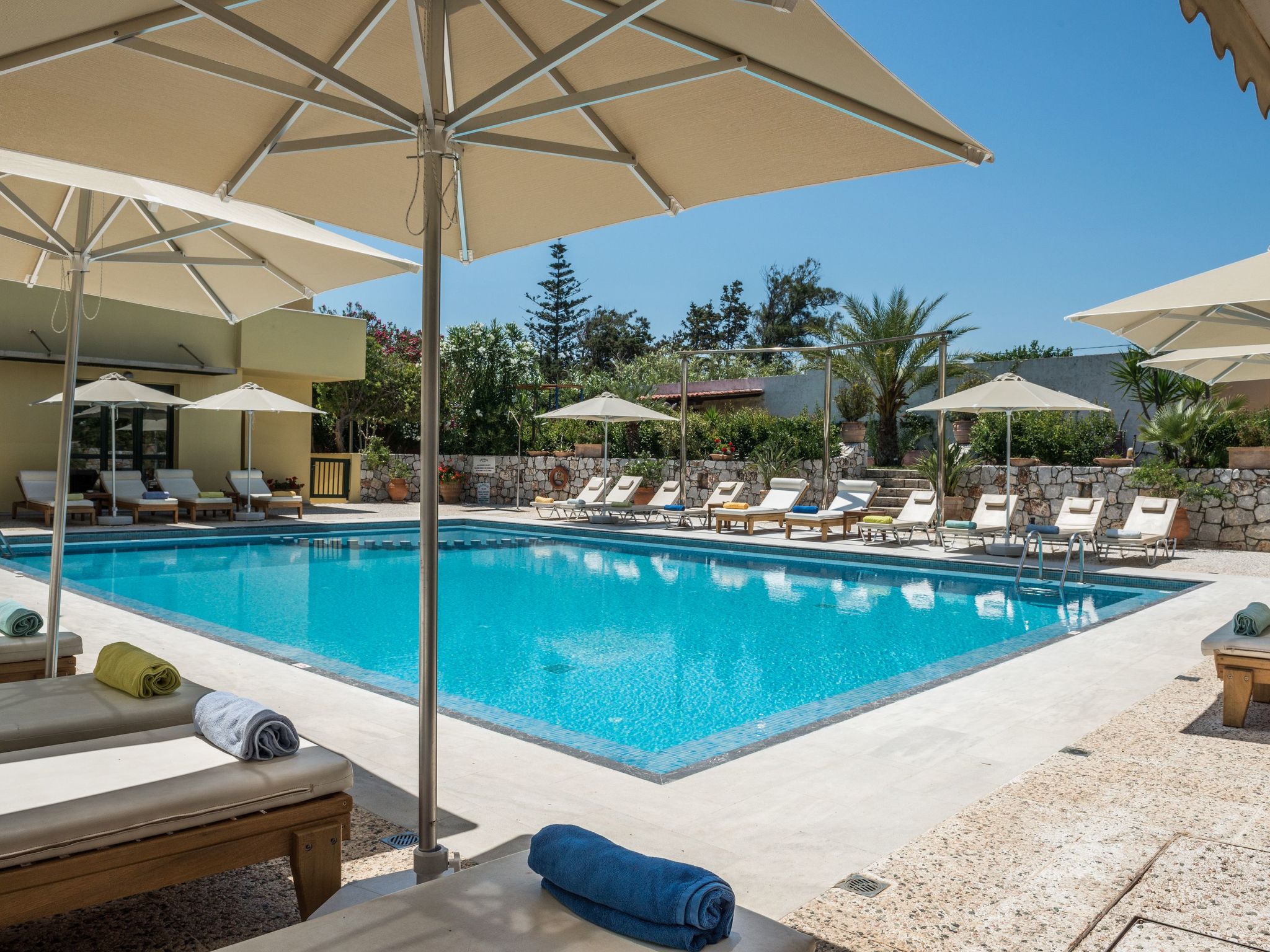 Mit gemeinschaftlichem Pool-Inside