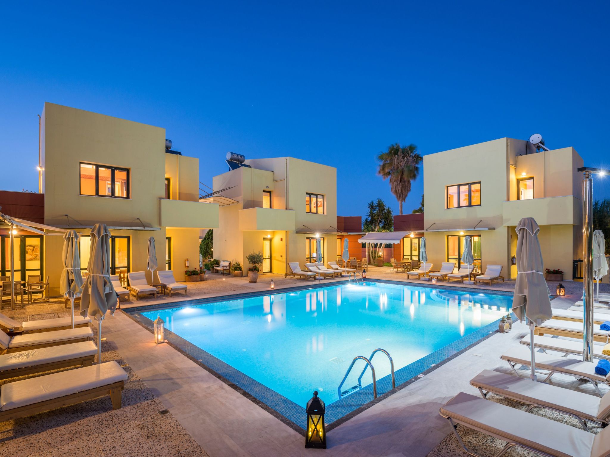 Mit gemeinschaftlichem Pool-Inside