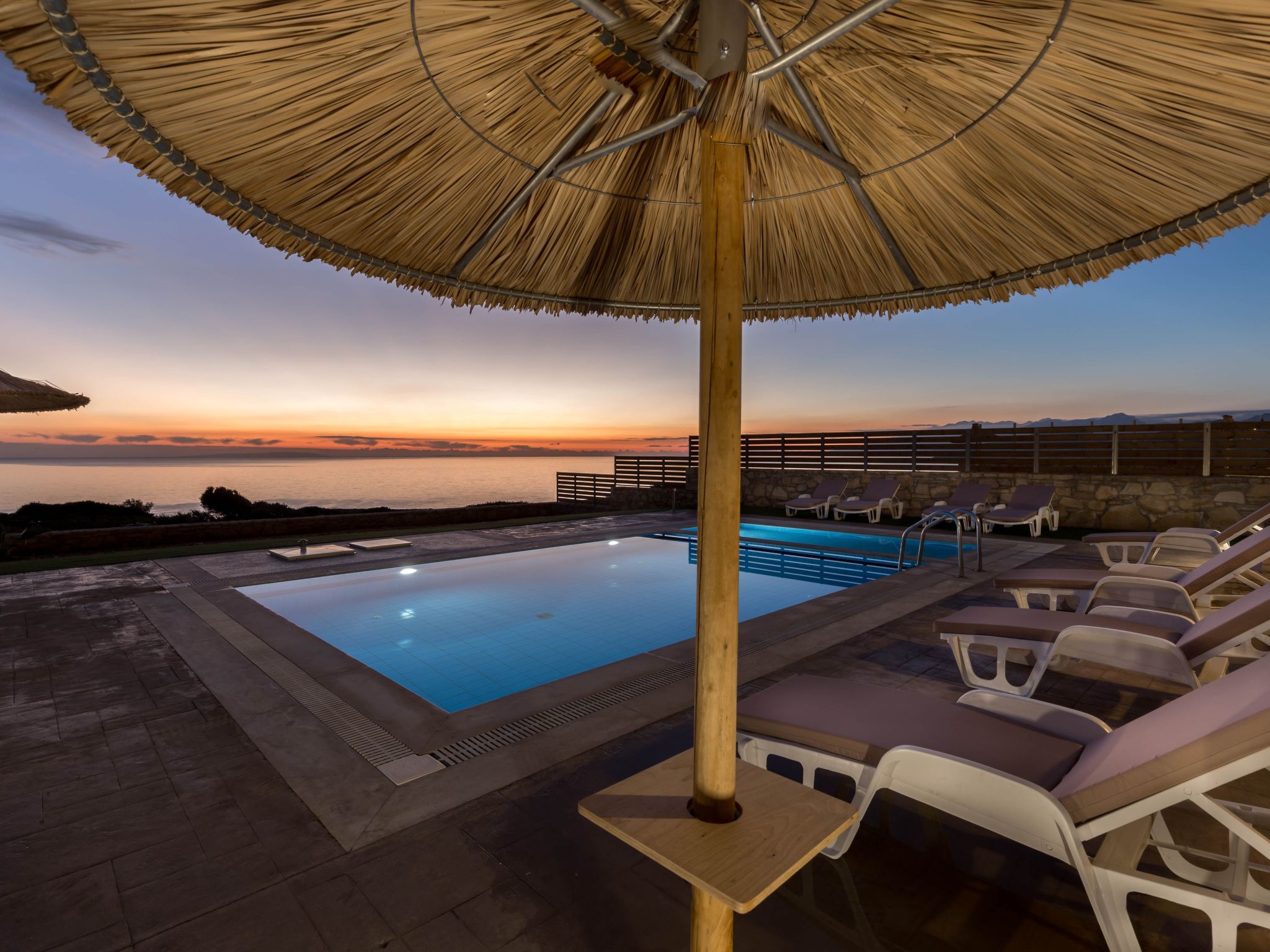 Elegante Villa an der Küste mit privatem Pool-Draußen