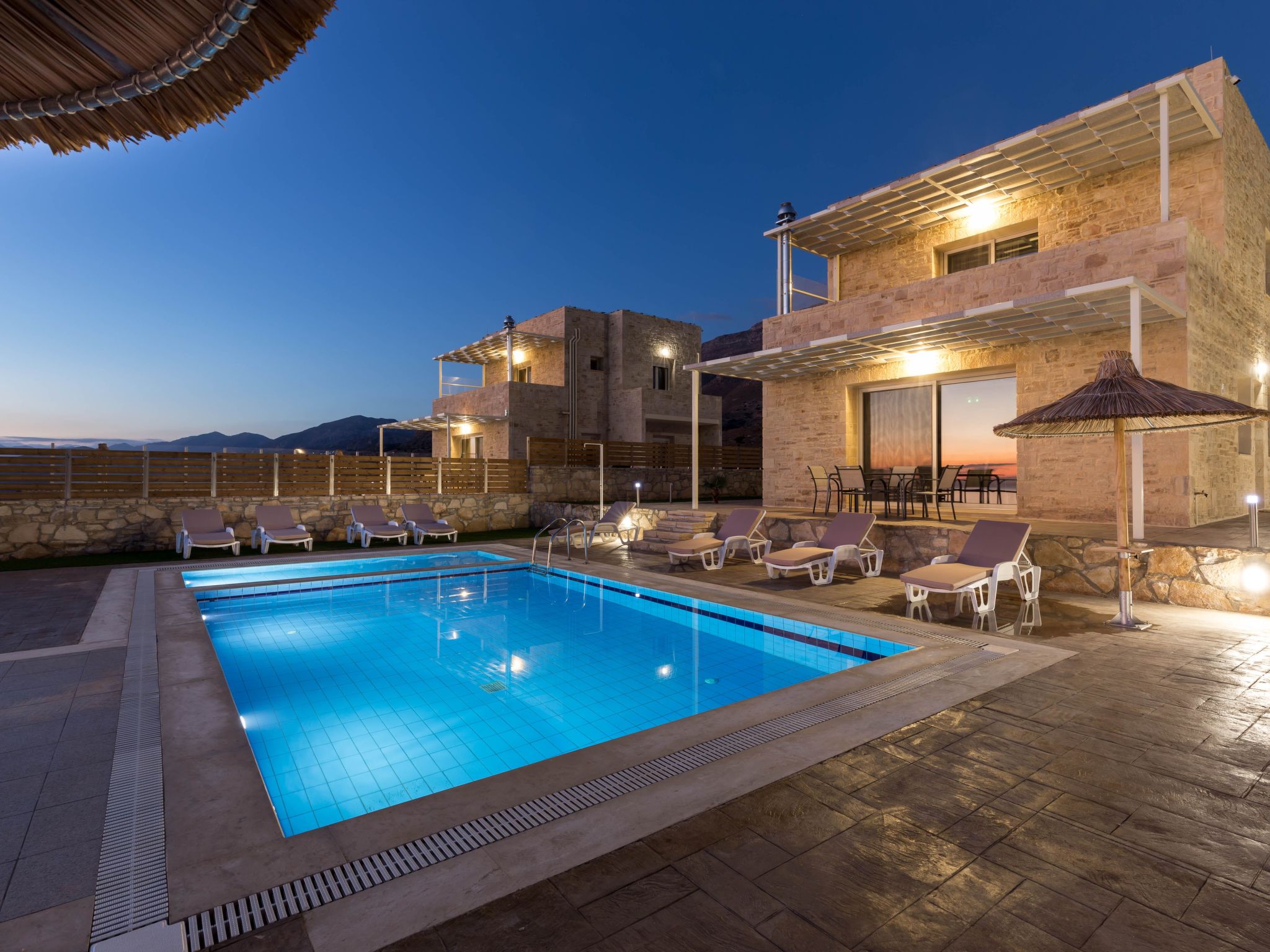 Elegante Villa an der Küste mit privatem Pool-Draußen