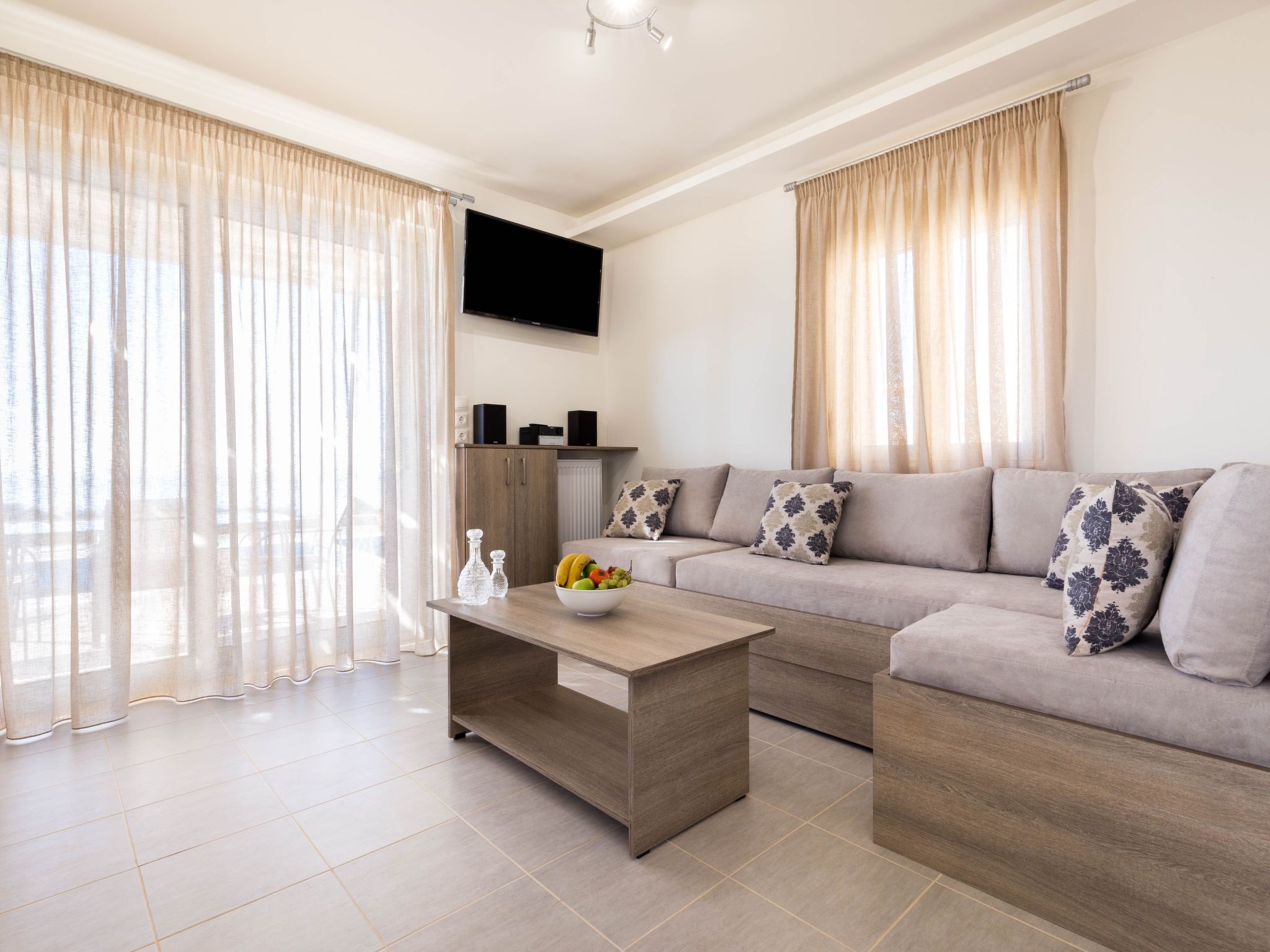 Küstenvilla mit Pool in der Nähe eines ruhigen Sandstrandes