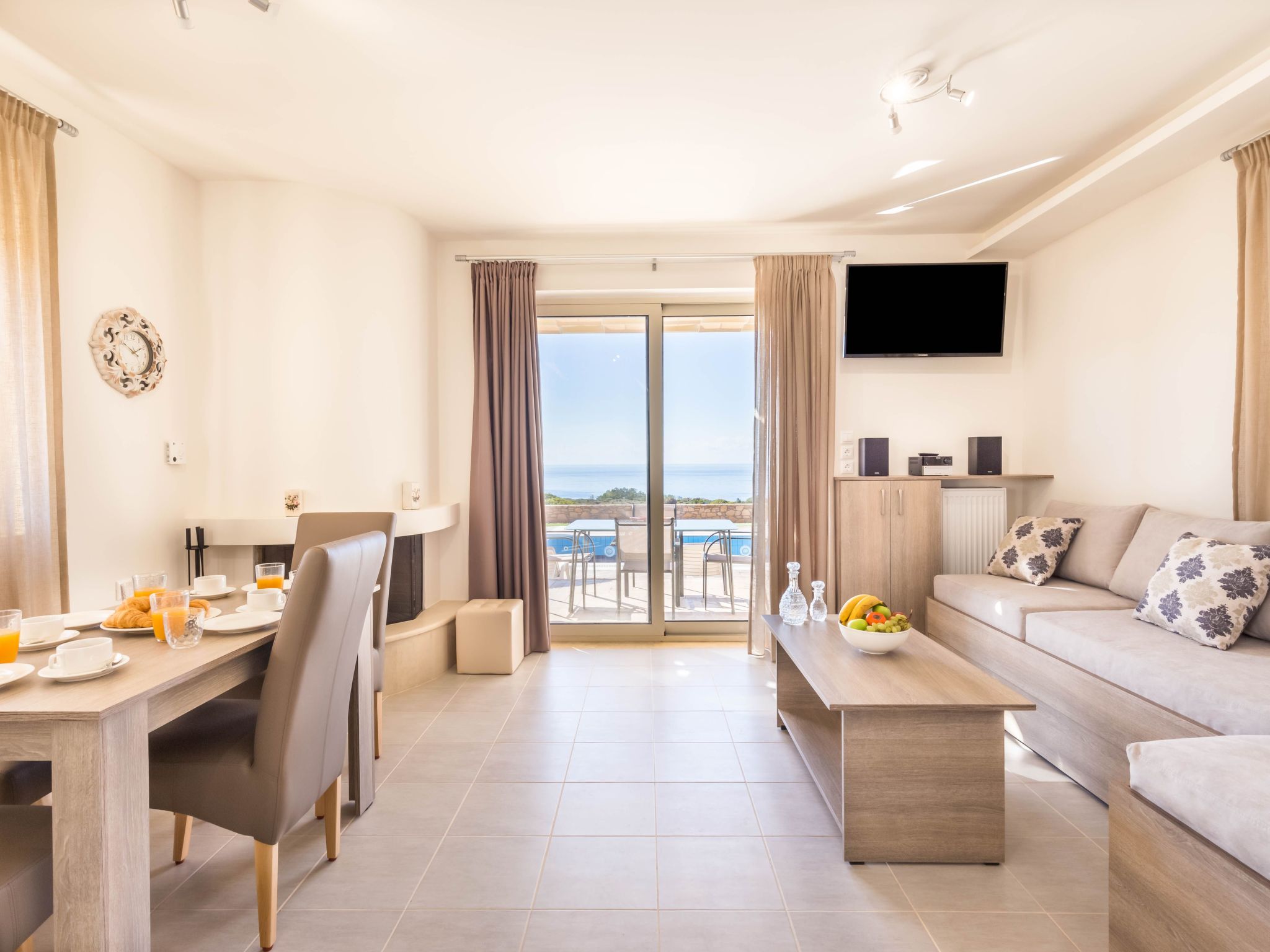 Küstenvilla mit Pool in der Nähe eines ruhigen Sandstrandes