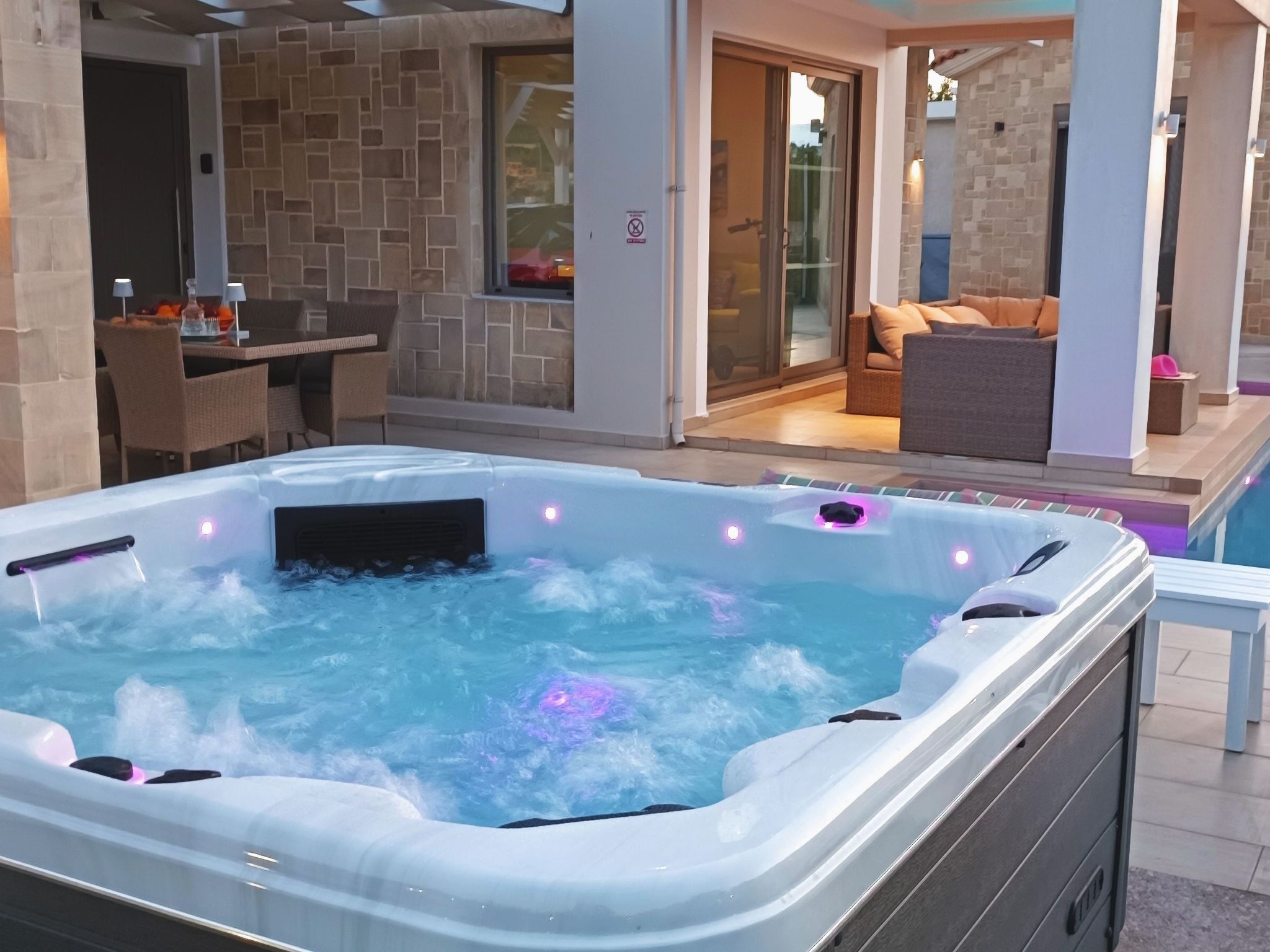 In Mithimna mit Privatem Pool-Drinnen