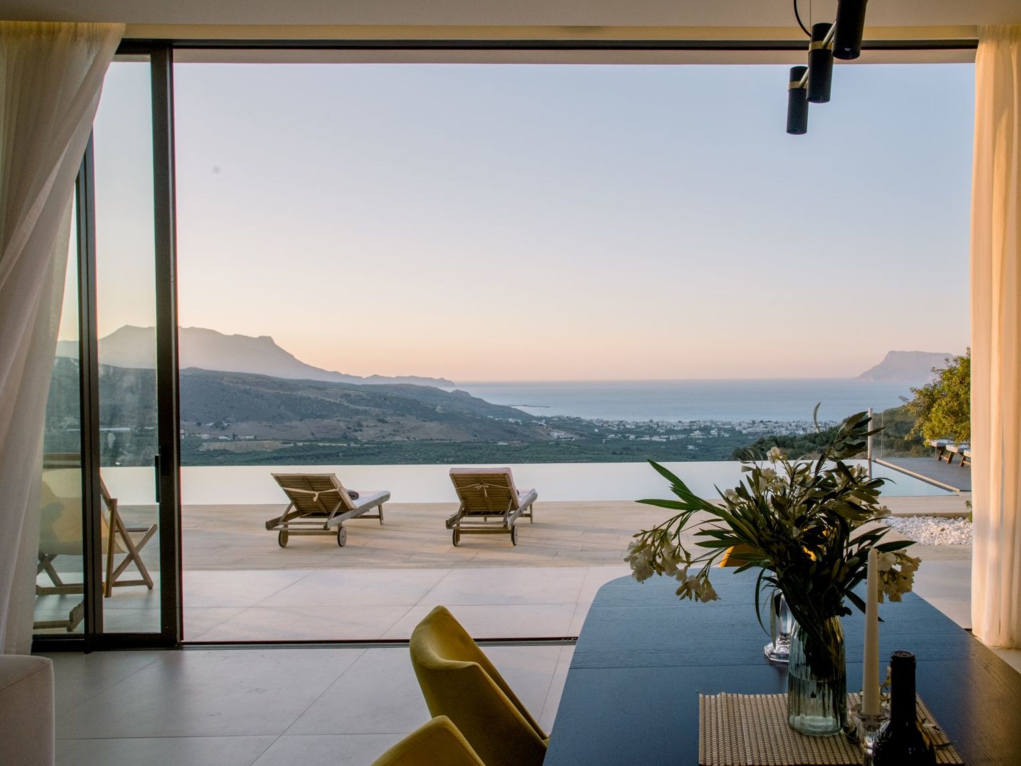 Neue einzigartige Villa mit atemberaubender Aussicht in Strandnähe