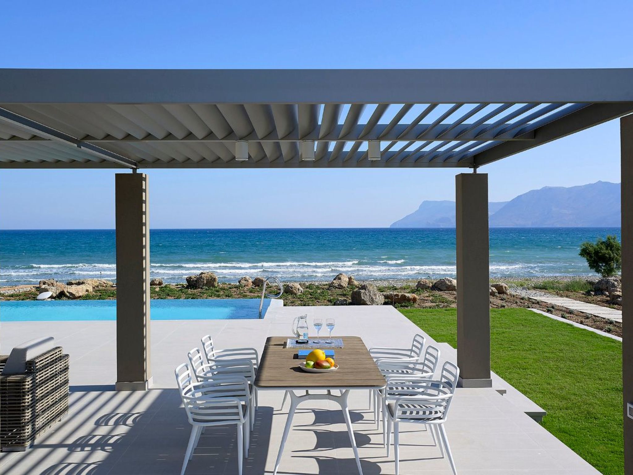 Youphoria Beachfront Estate-Binnen