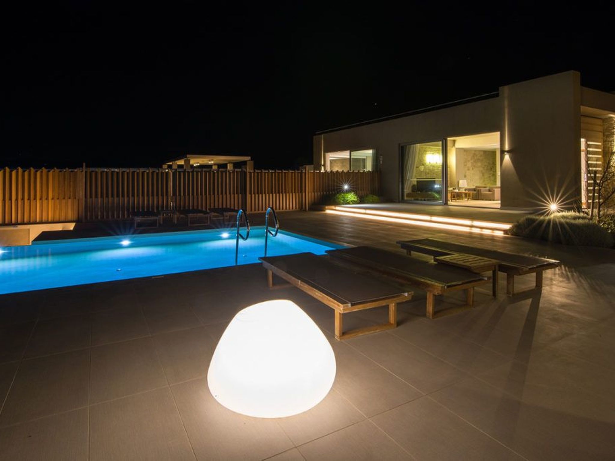 Youphoria Beachfront Estate-Binnen