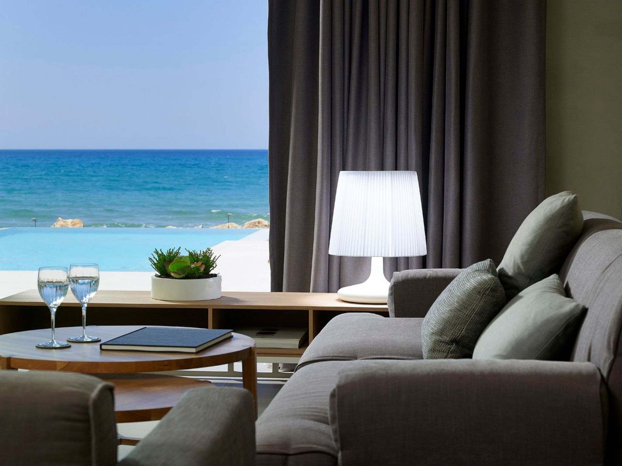 Youphoria Beachfront Estate-Binnen