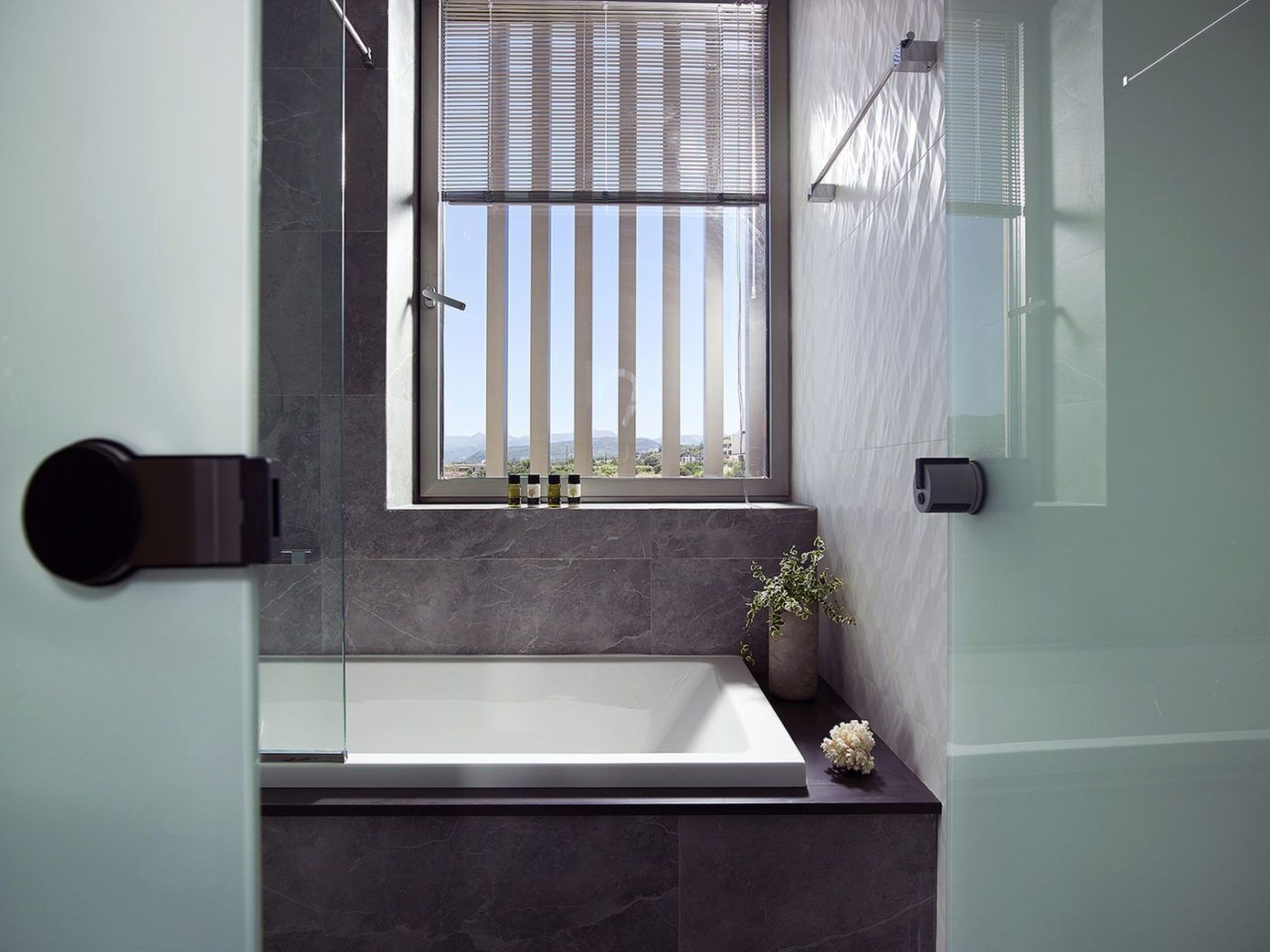 Youphoria Beachfront Estate-Binnen