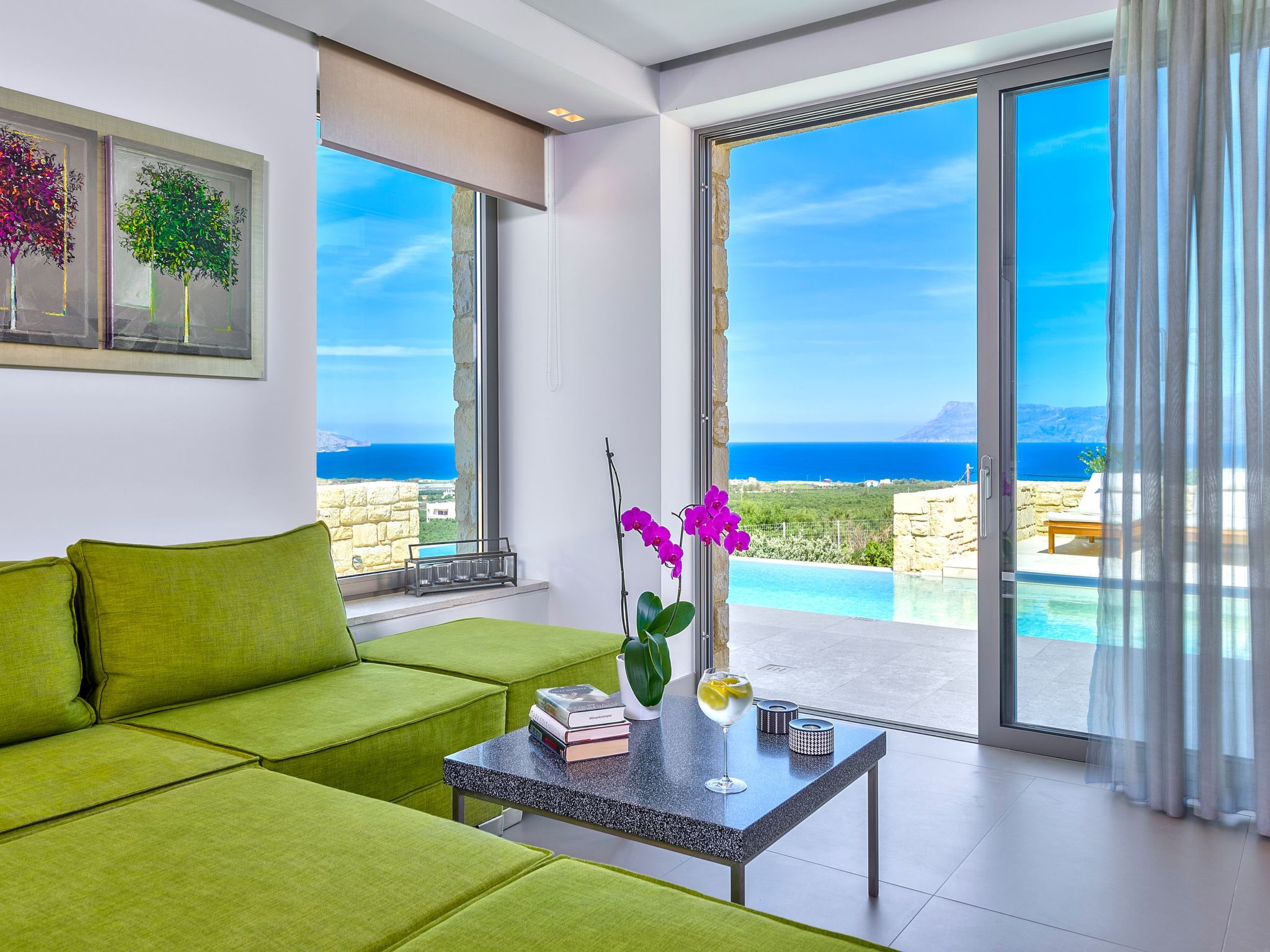 Set against the tranquil backdrop of a rural hillside, the villa Oneiro offers a slice of paradise just 2km from the bustling town of Kissamos and merely 1km from the nearest pristine beach. This nort..