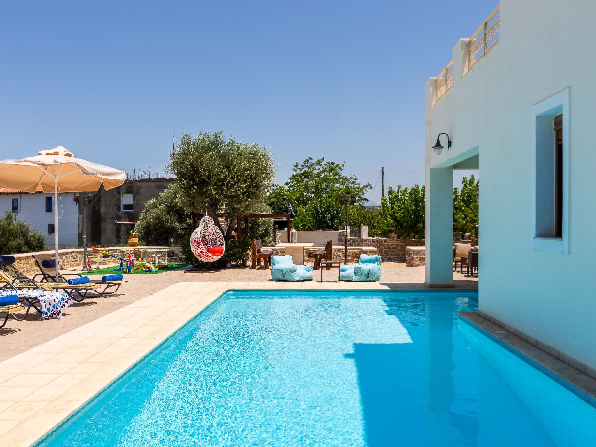 Familienvilla mit privatem Pool, Tischtennisplatte und Fußballtisch