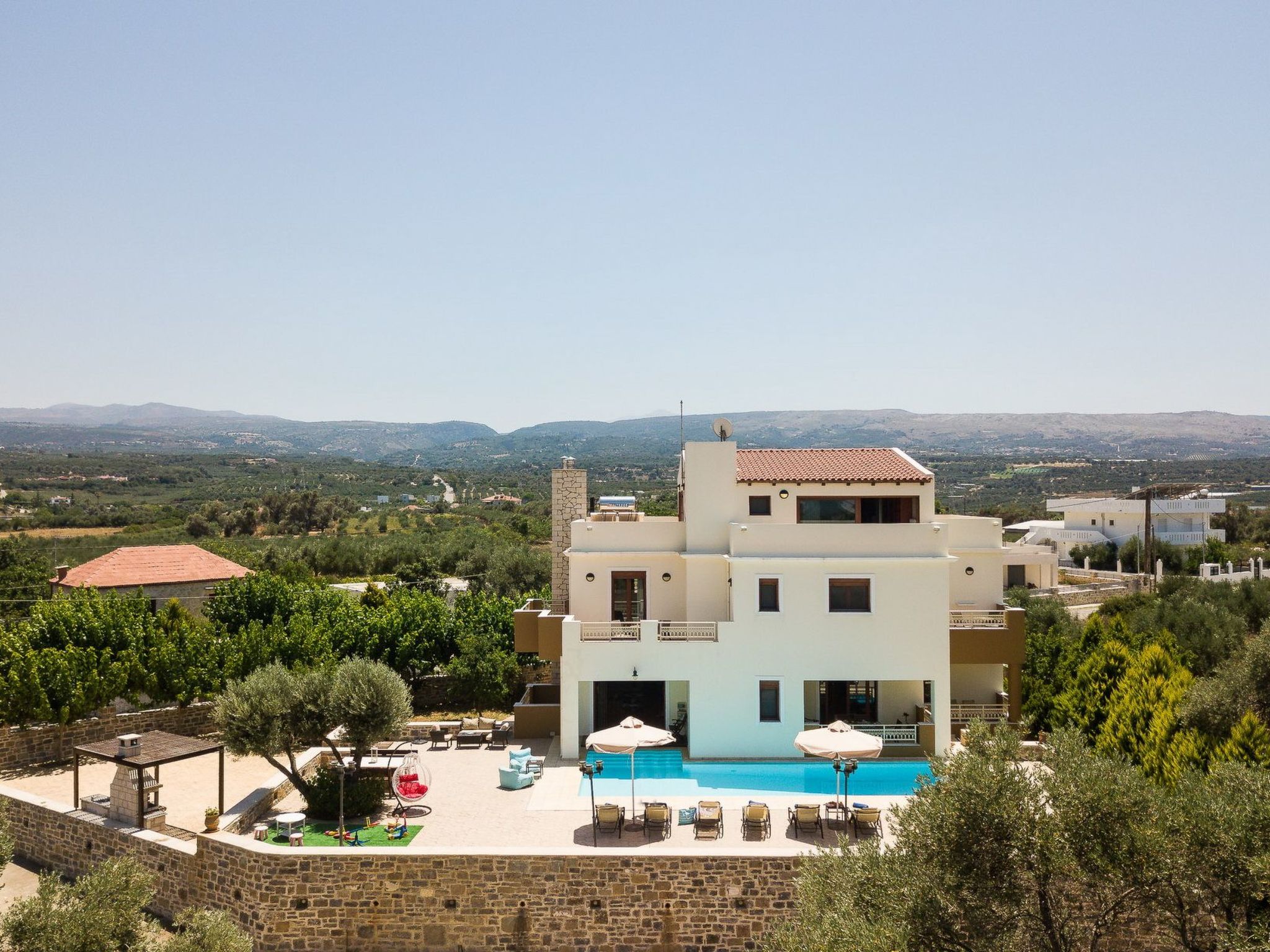 Familienvilla mit privatem Pool, Tischtennisplatte und Fußballtisch