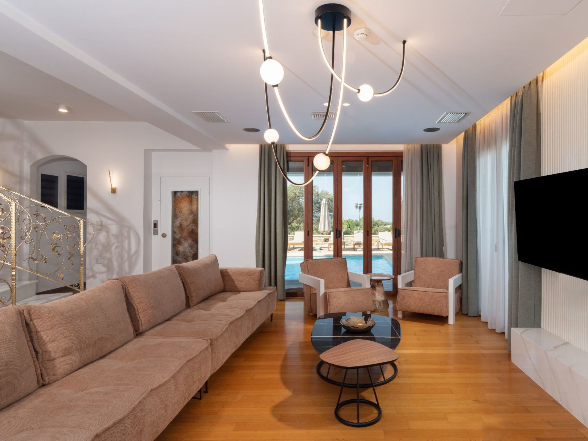 Familienvilla mit privatem Pool, Tischtennisplatte und Fußballtisch